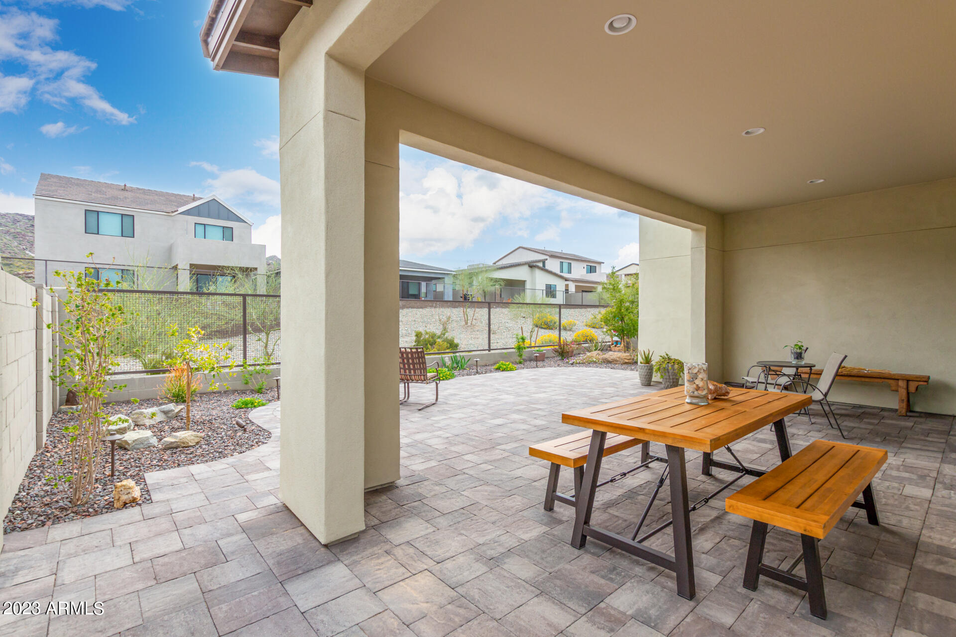 827 E HOPI Trail