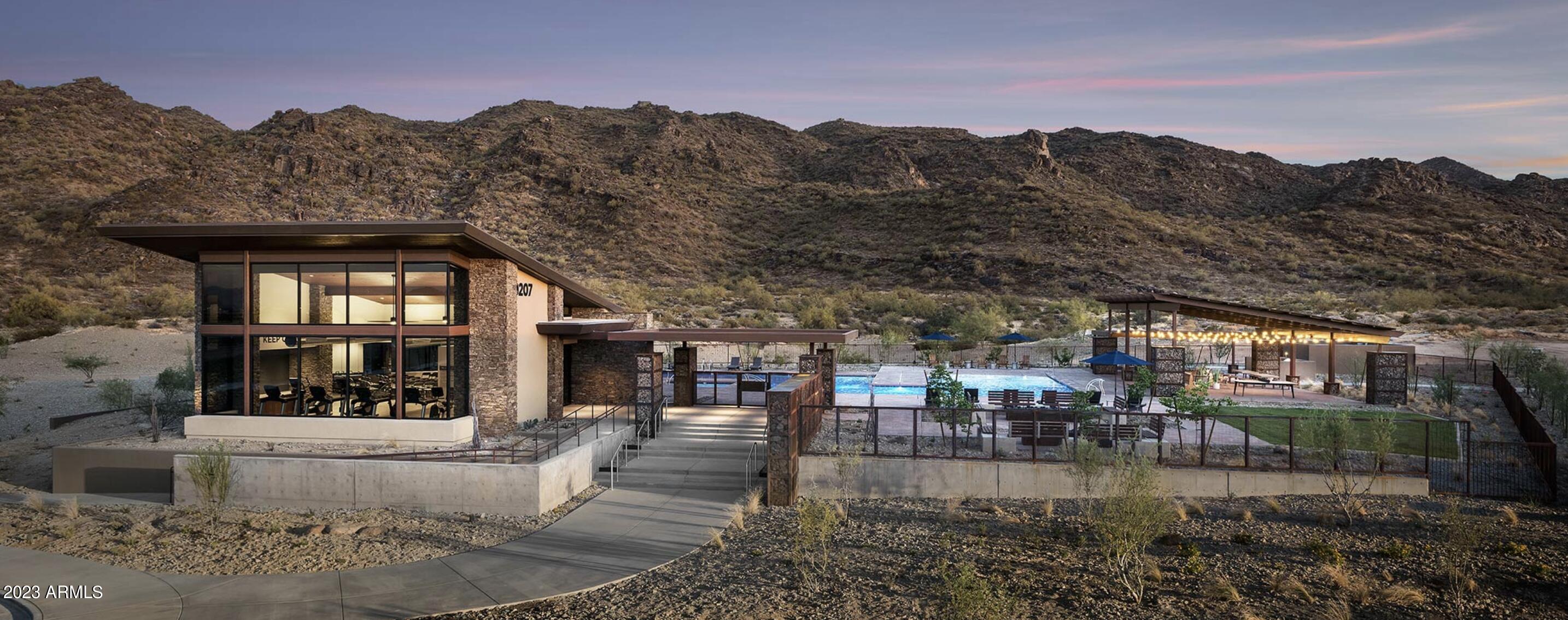 827 E HOPI Trail