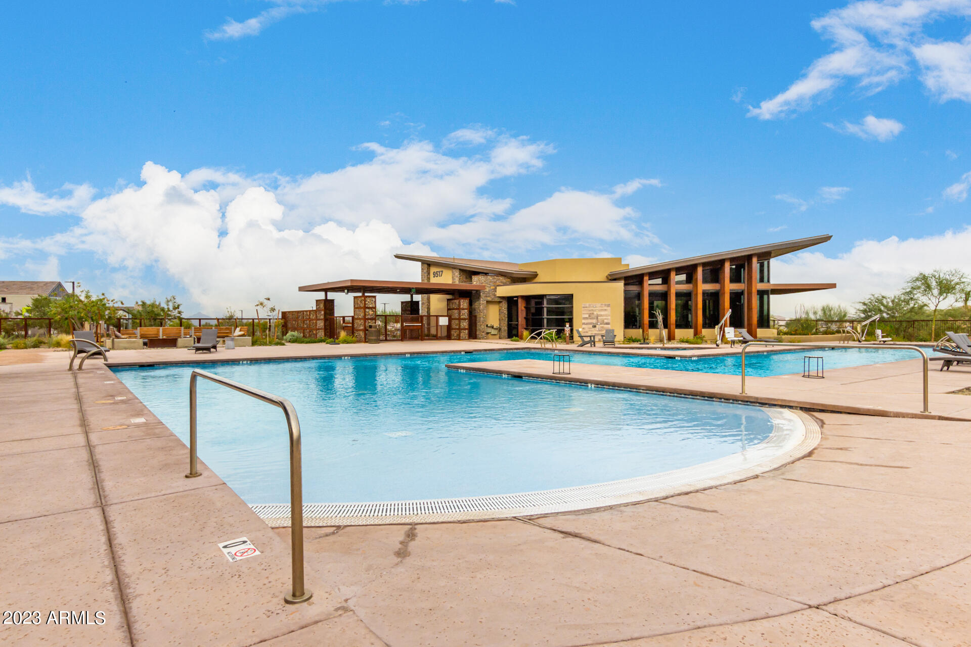 827 E HOPI Trail