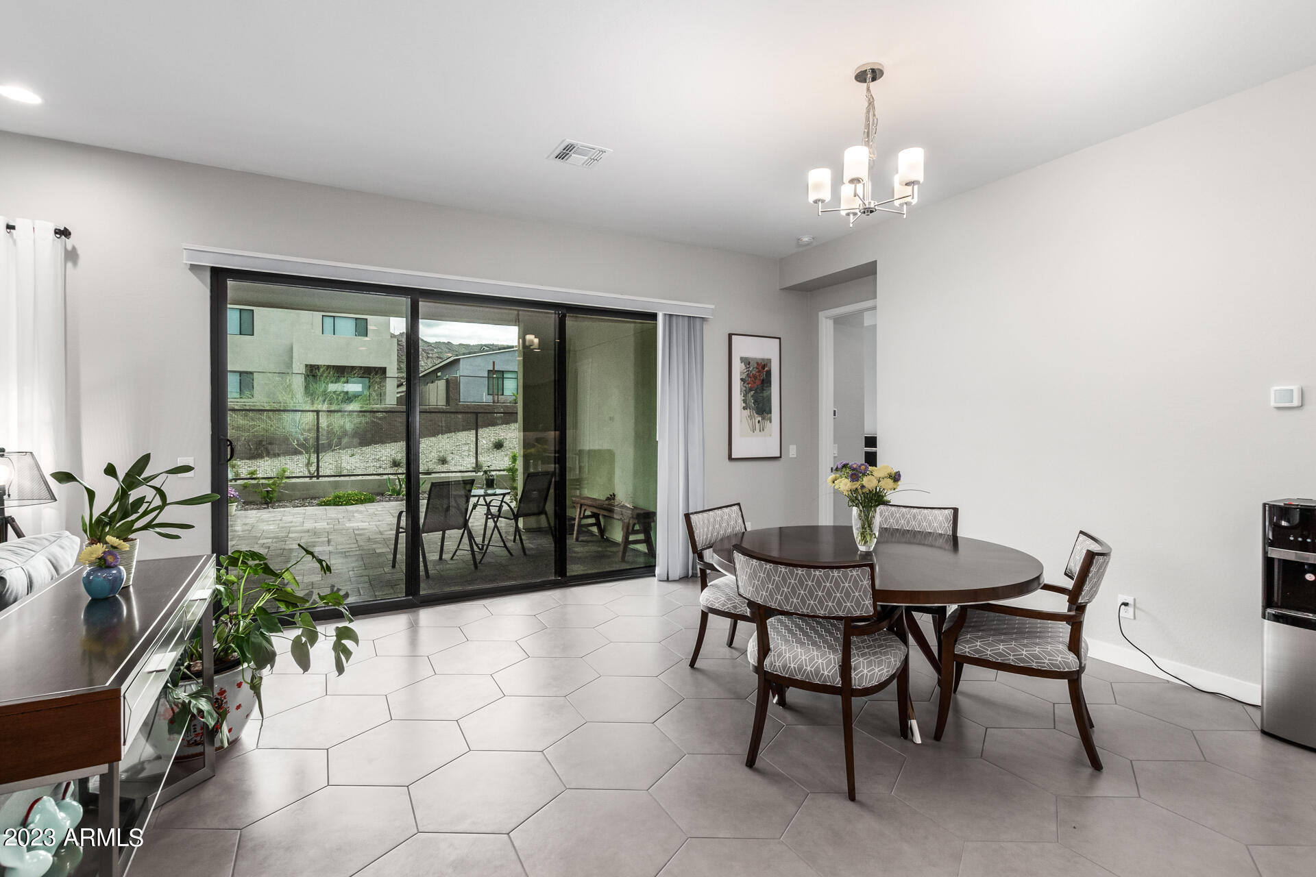 827 E HOPI Trail