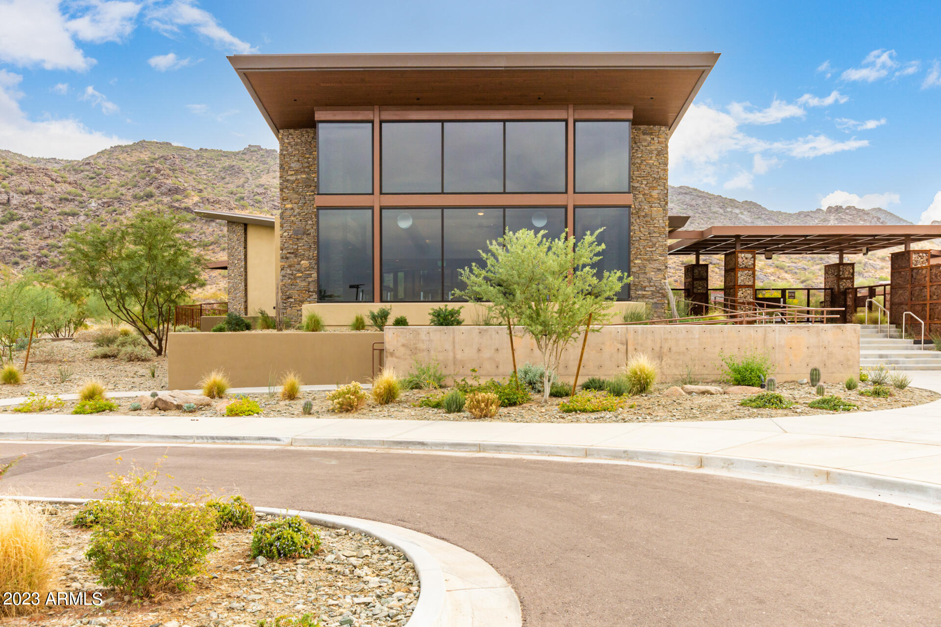 827 E HOPI Trail