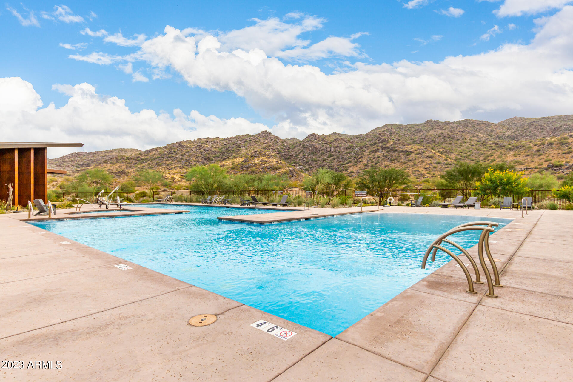827 E HOPI Trail