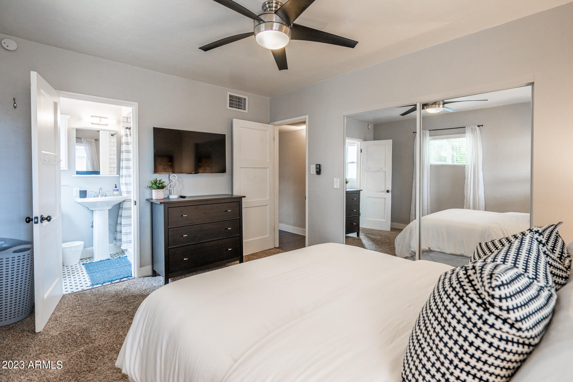 836 W MITCHELL Drive