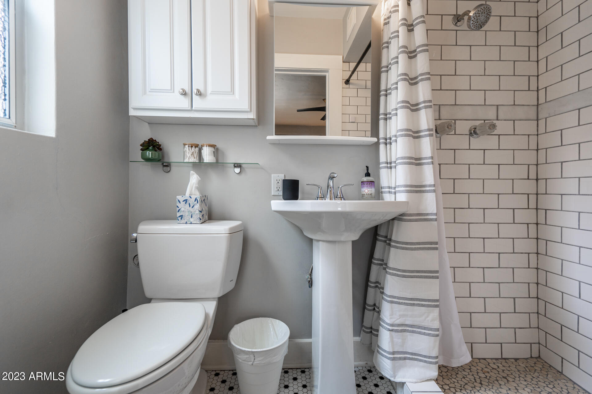 836 W MITCHELL Drive