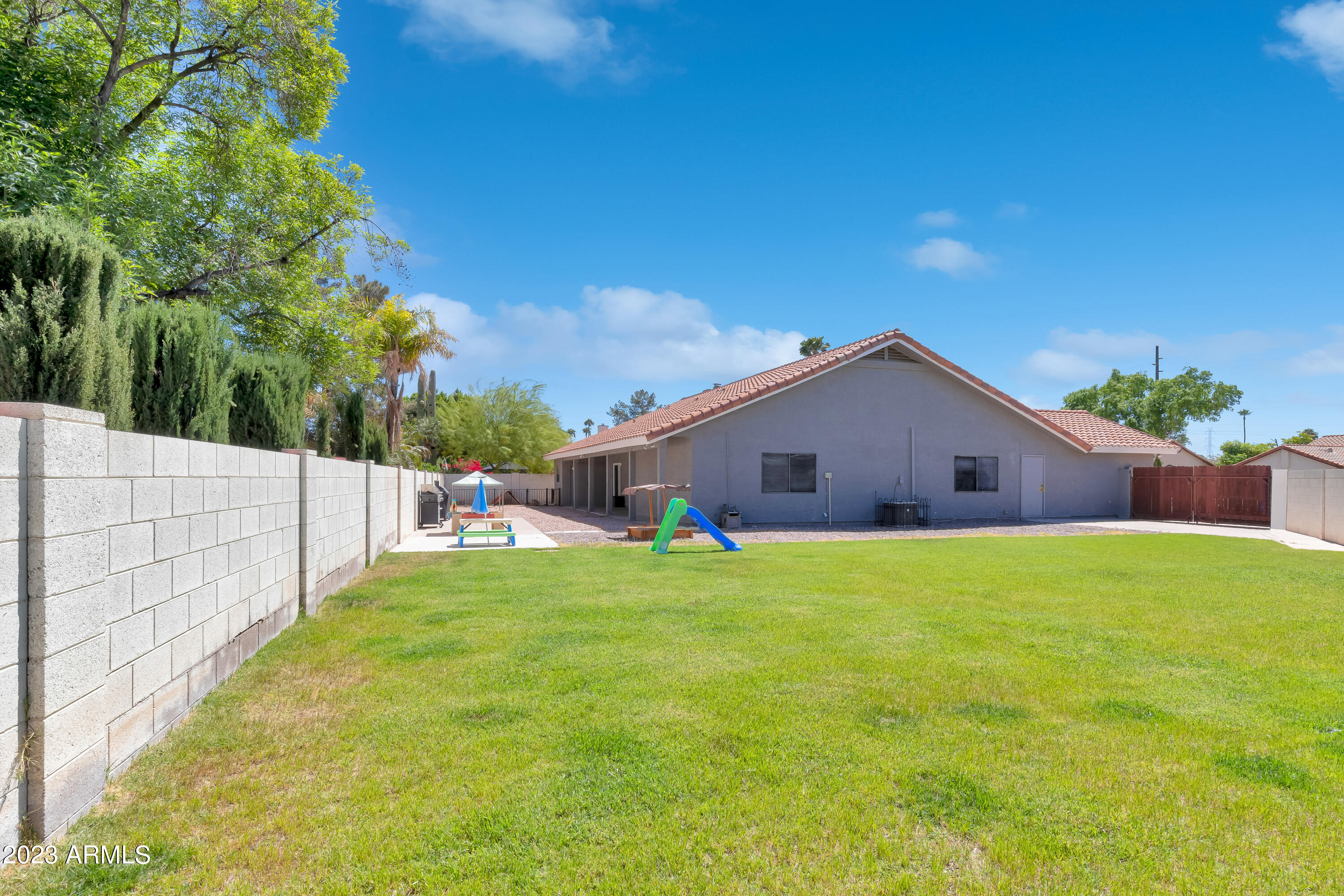 1214 E GREENWAY Circle
