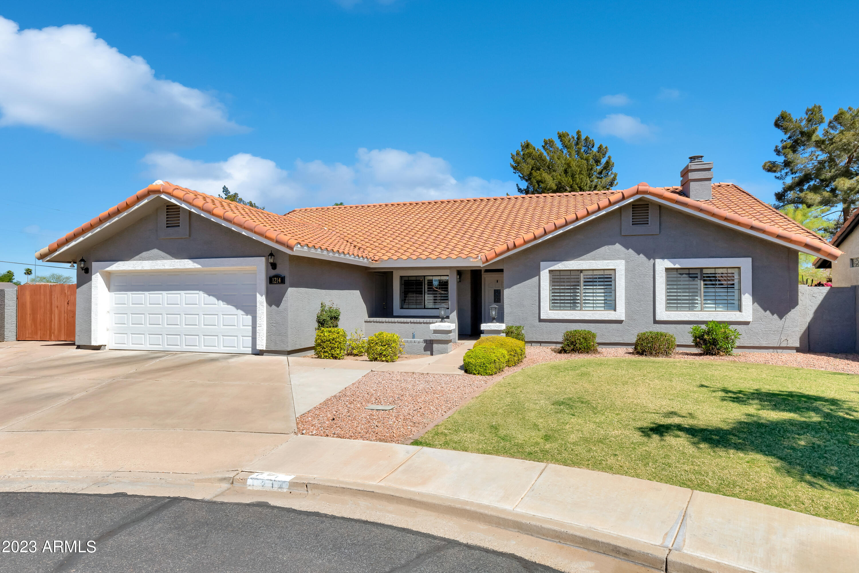 1214 E GREENWAY Circle