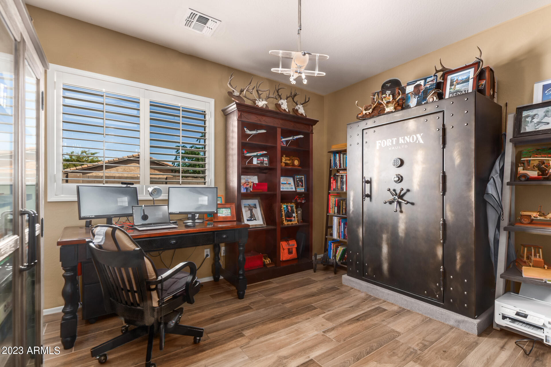 2702 W WILLIAM Lane