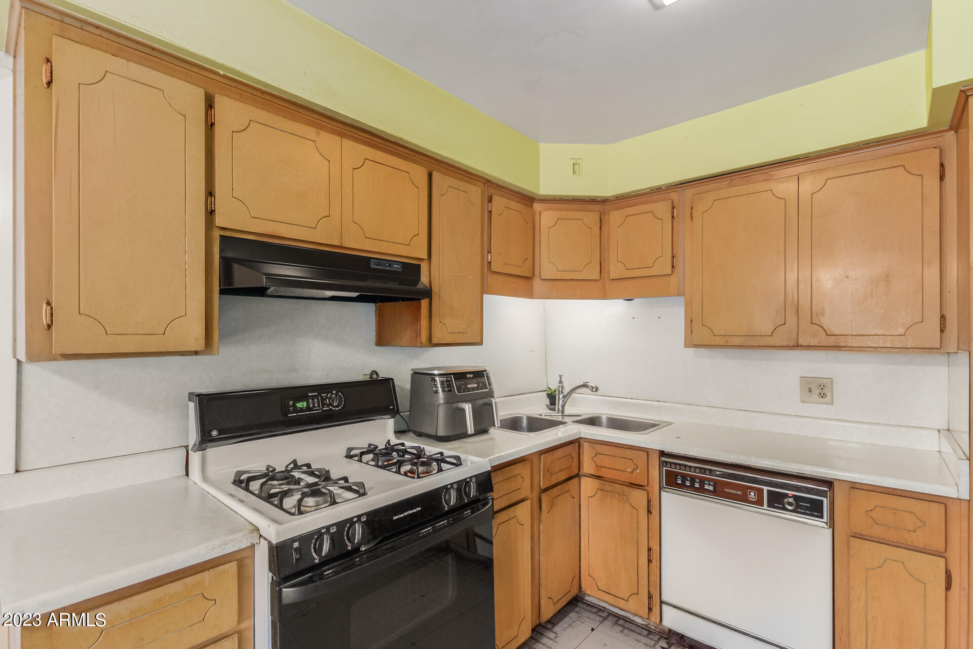 6521 N 20TH Avenue