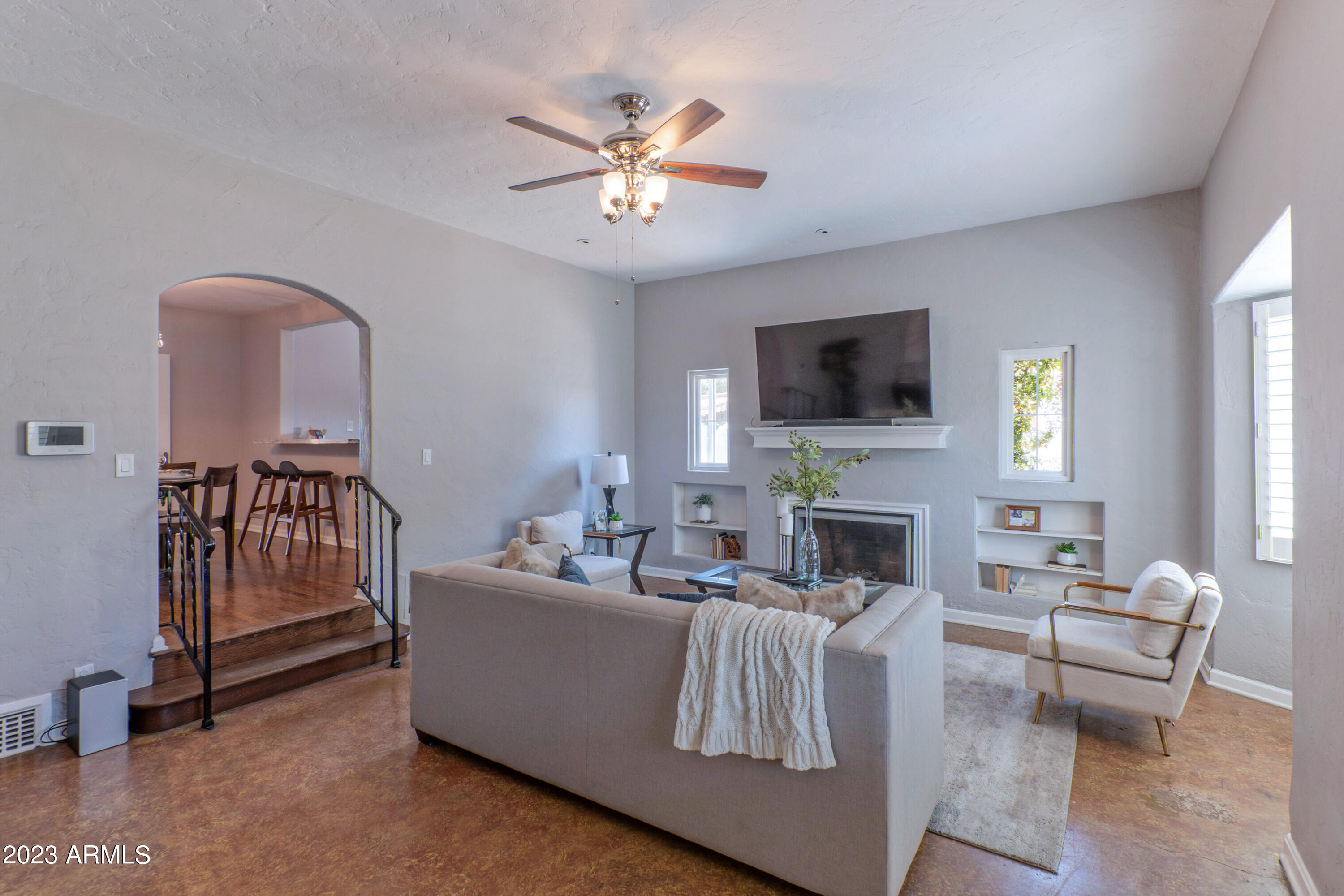 114 W WINDSOR Avenue