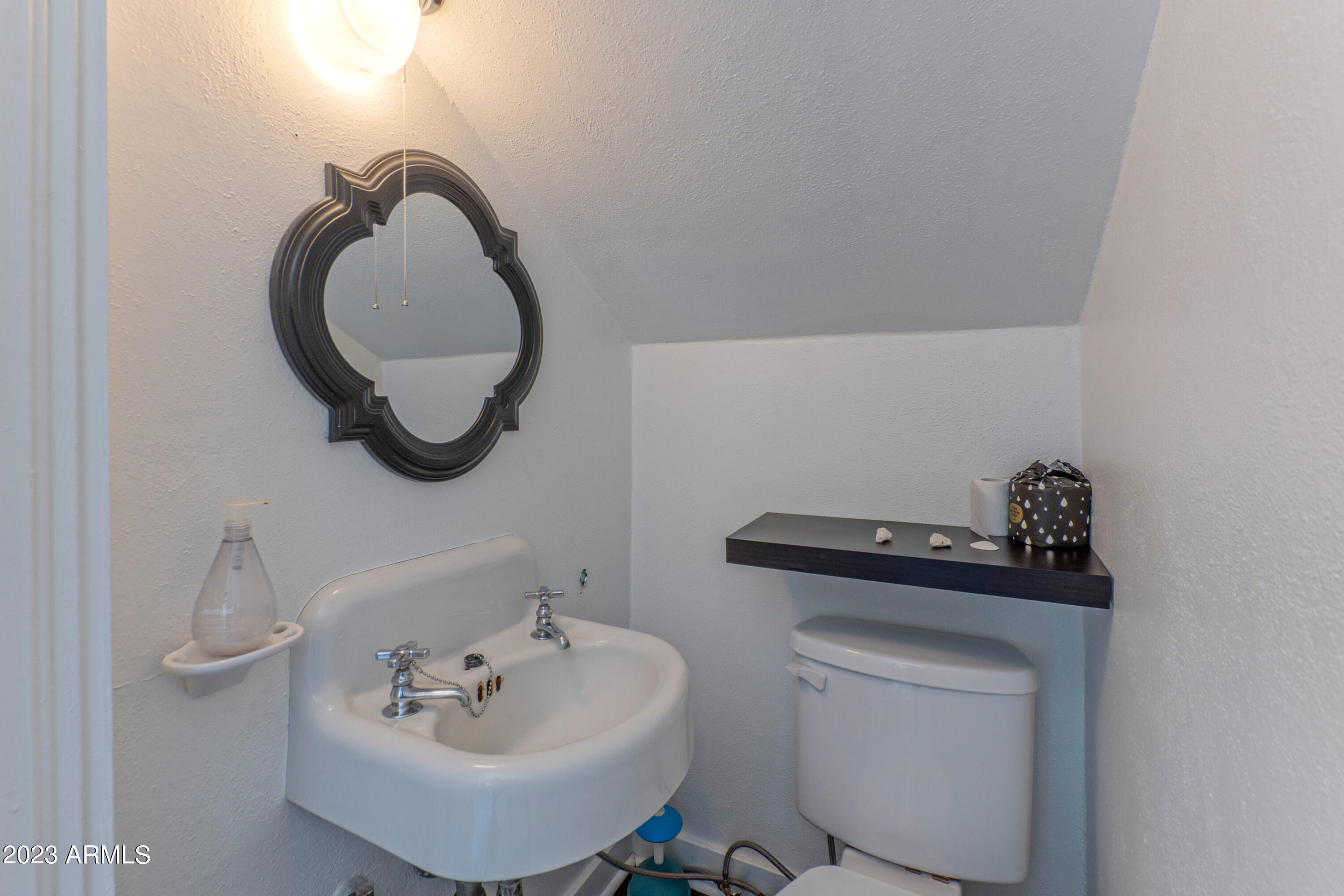 114 W WINDSOR Avenue