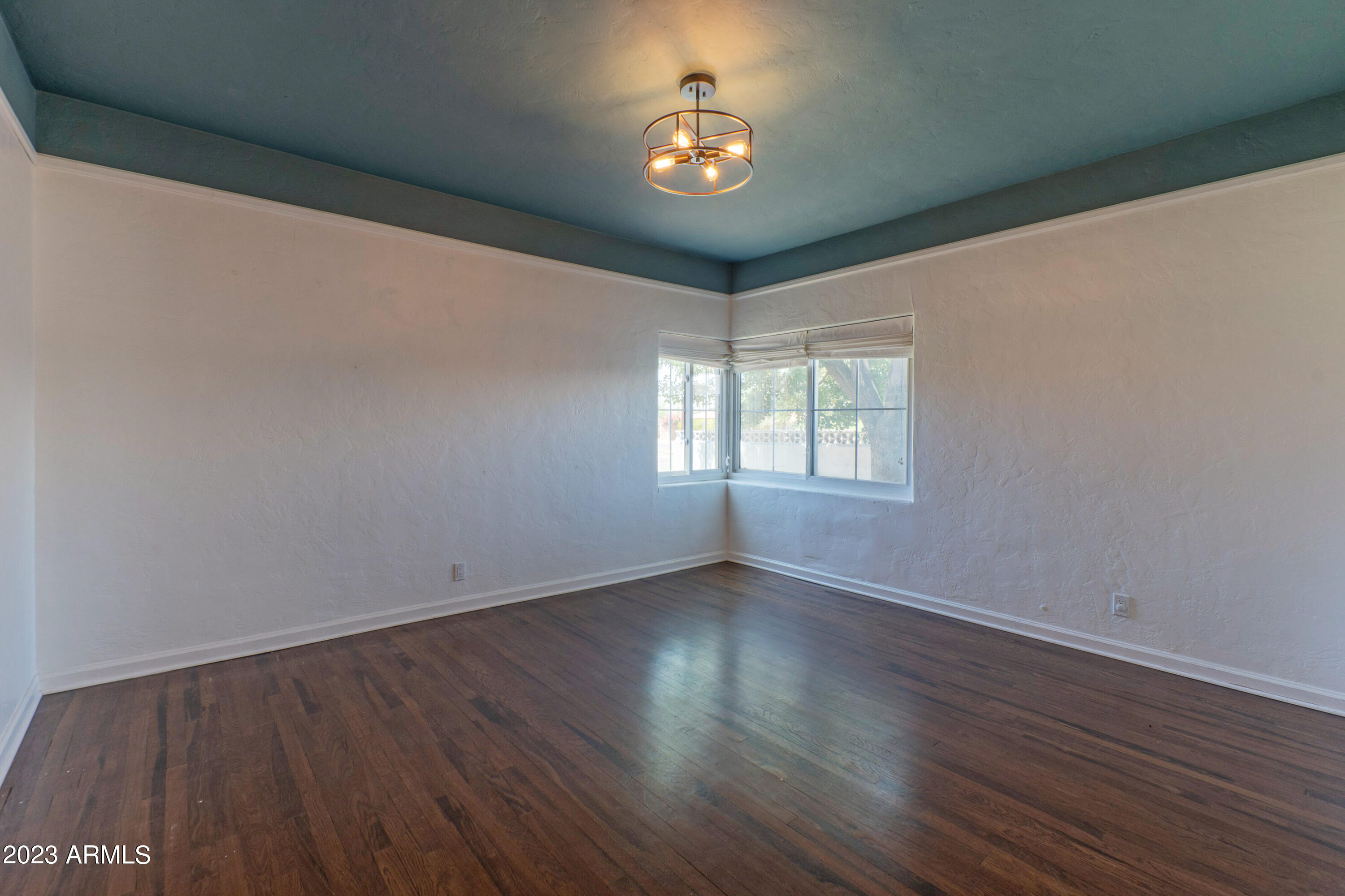 114 W WINDSOR Avenue