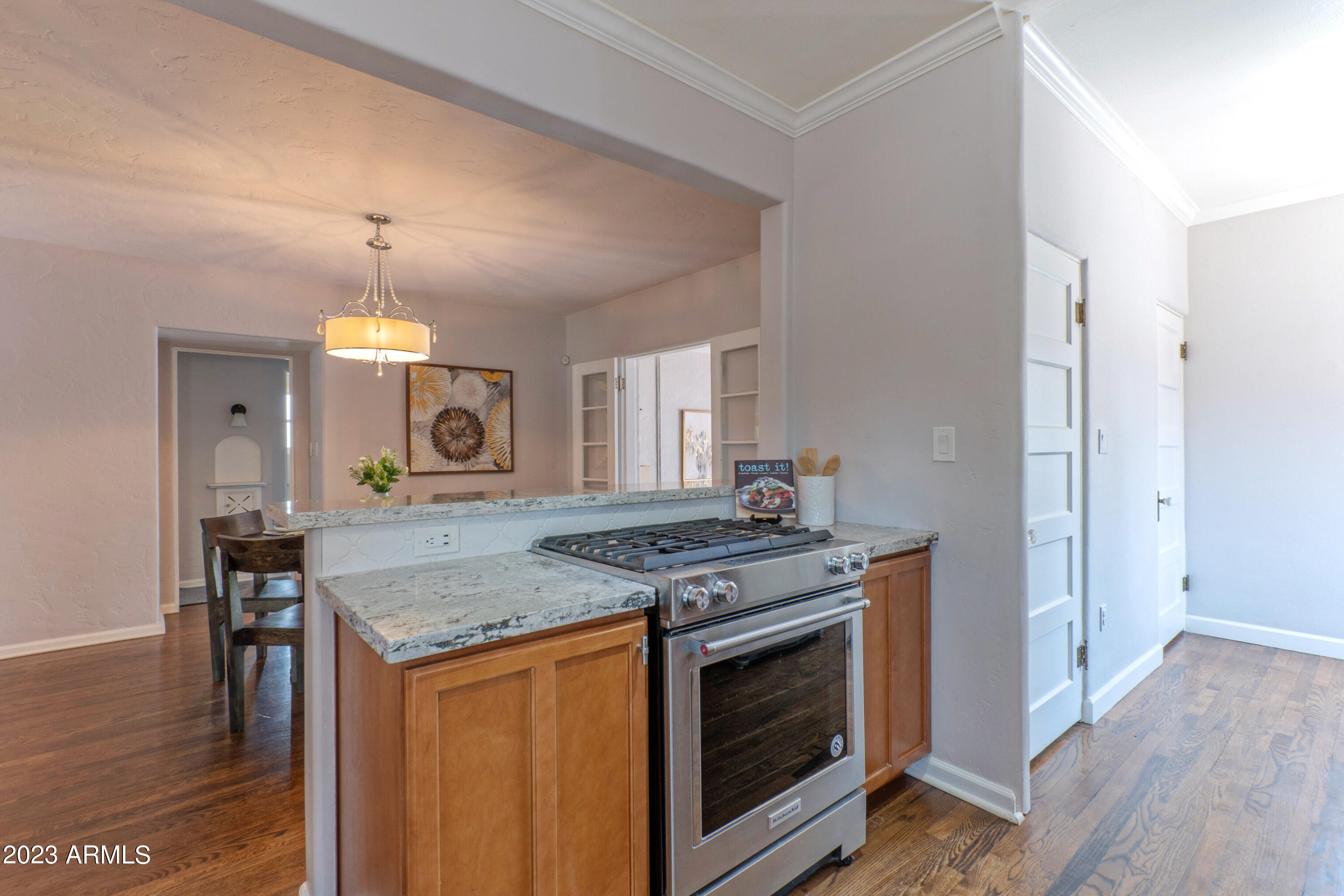 114 W WINDSOR Avenue