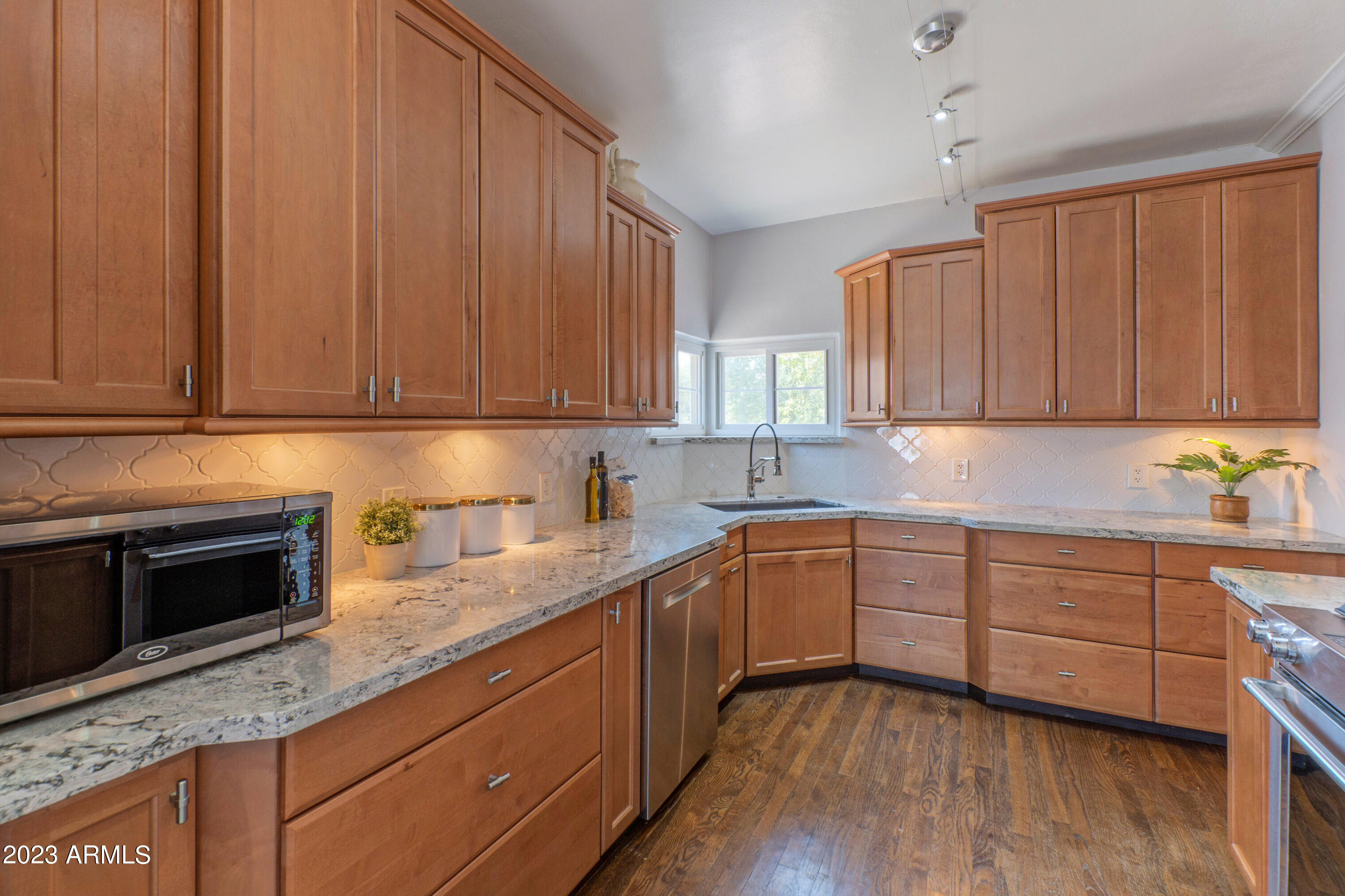 114 W WINDSOR Avenue