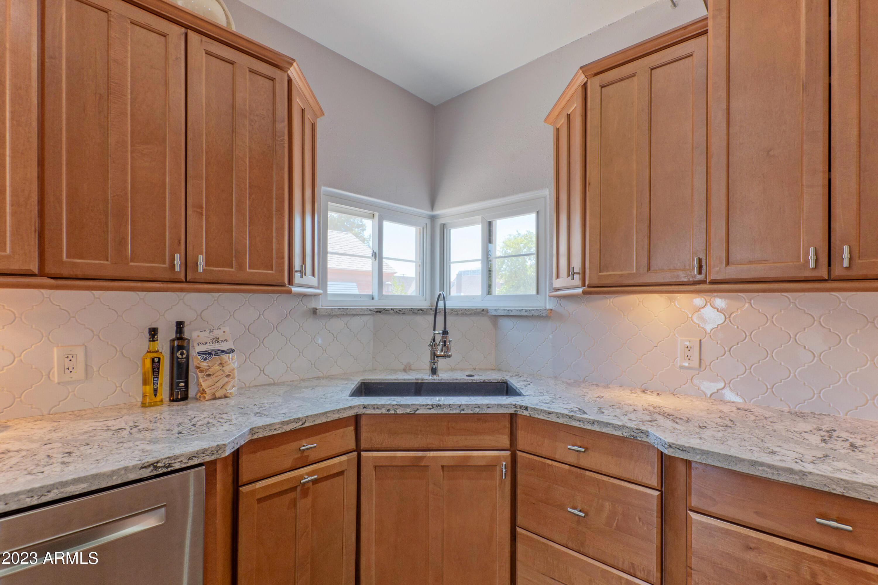 114 W WINDSOR Avenue