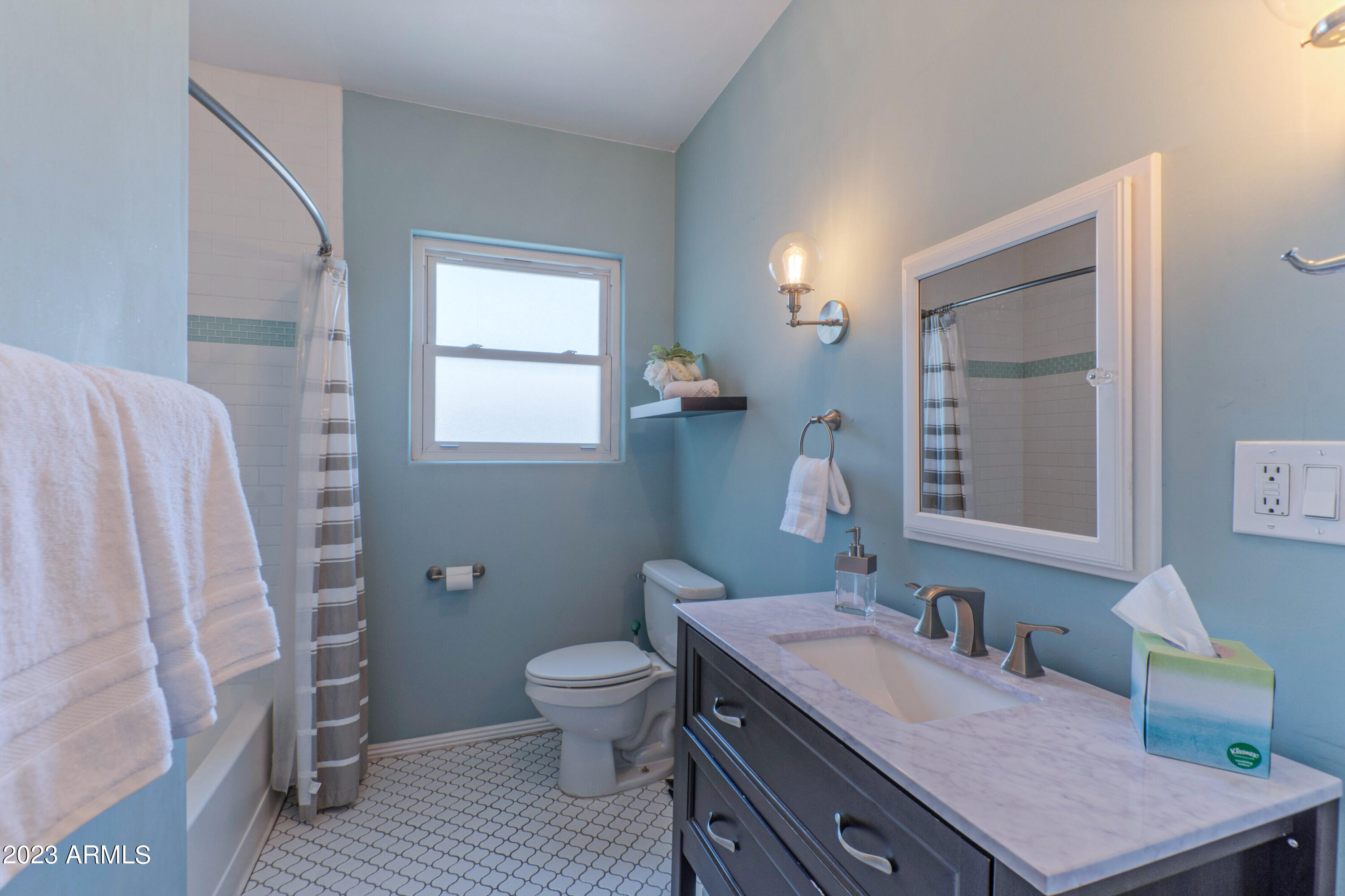 114 W WINDSOR Avenue