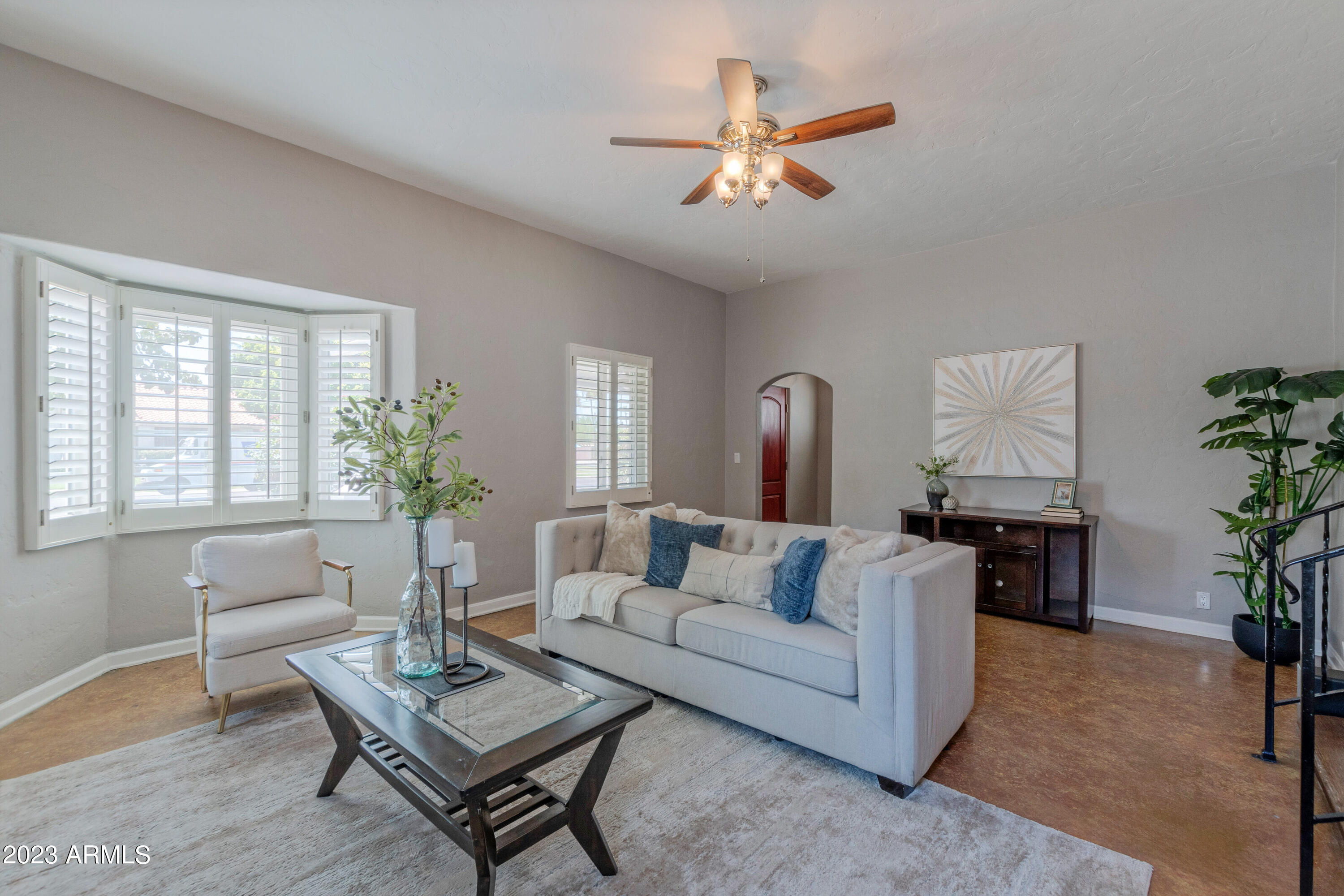 114 W WINDSOR Avenue