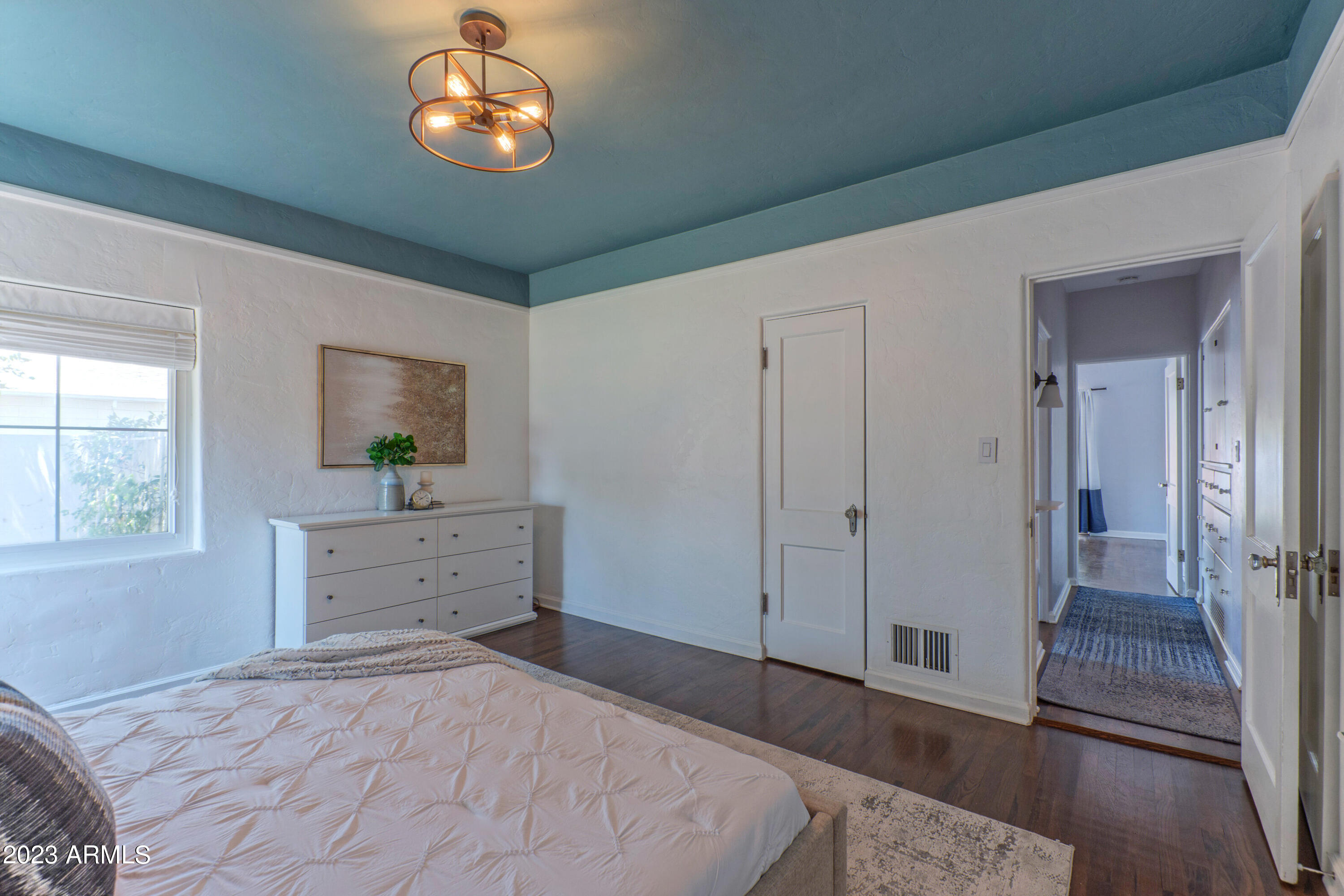 114 W WINDSOR Avenue