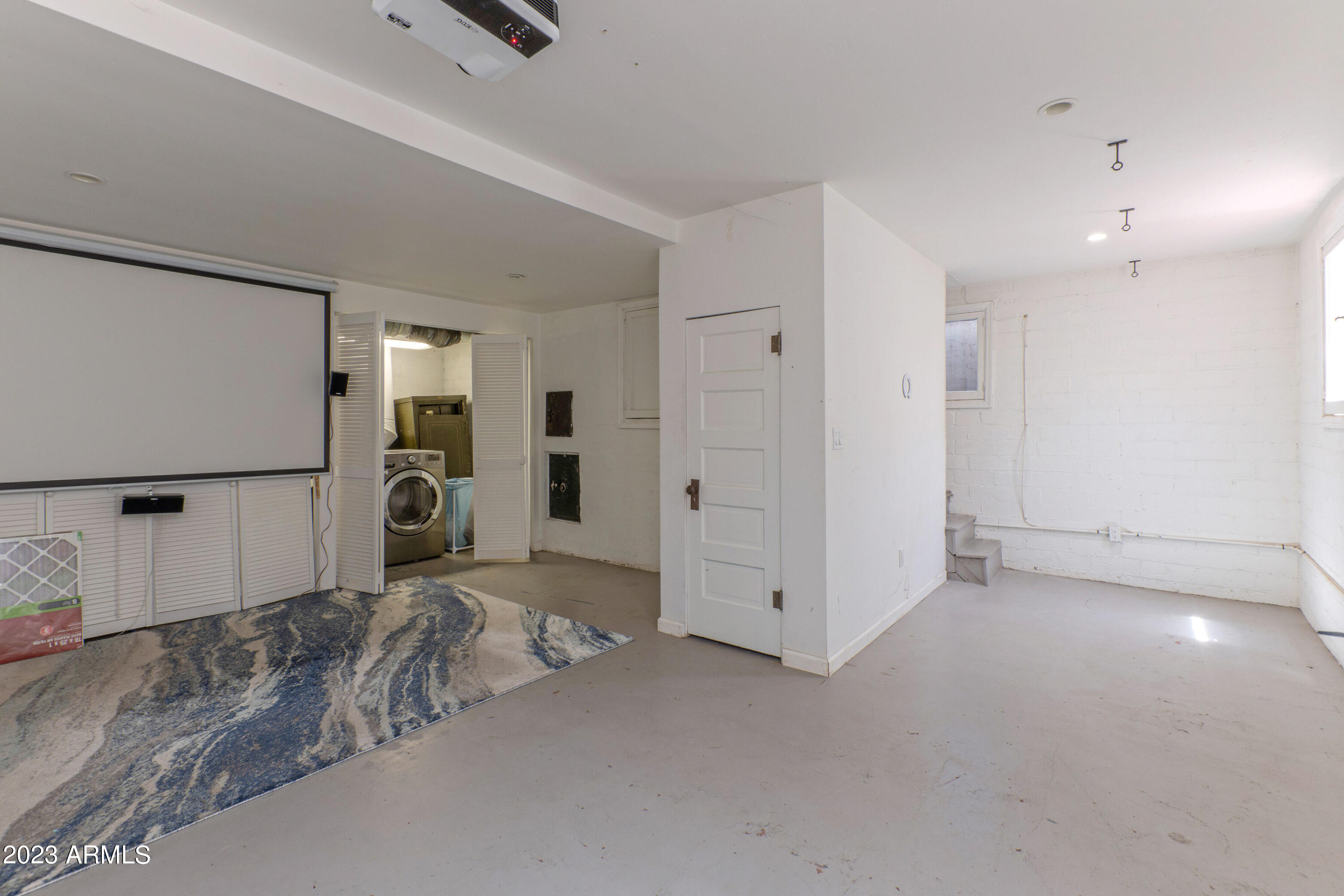 114 W WINDSOR Avenue