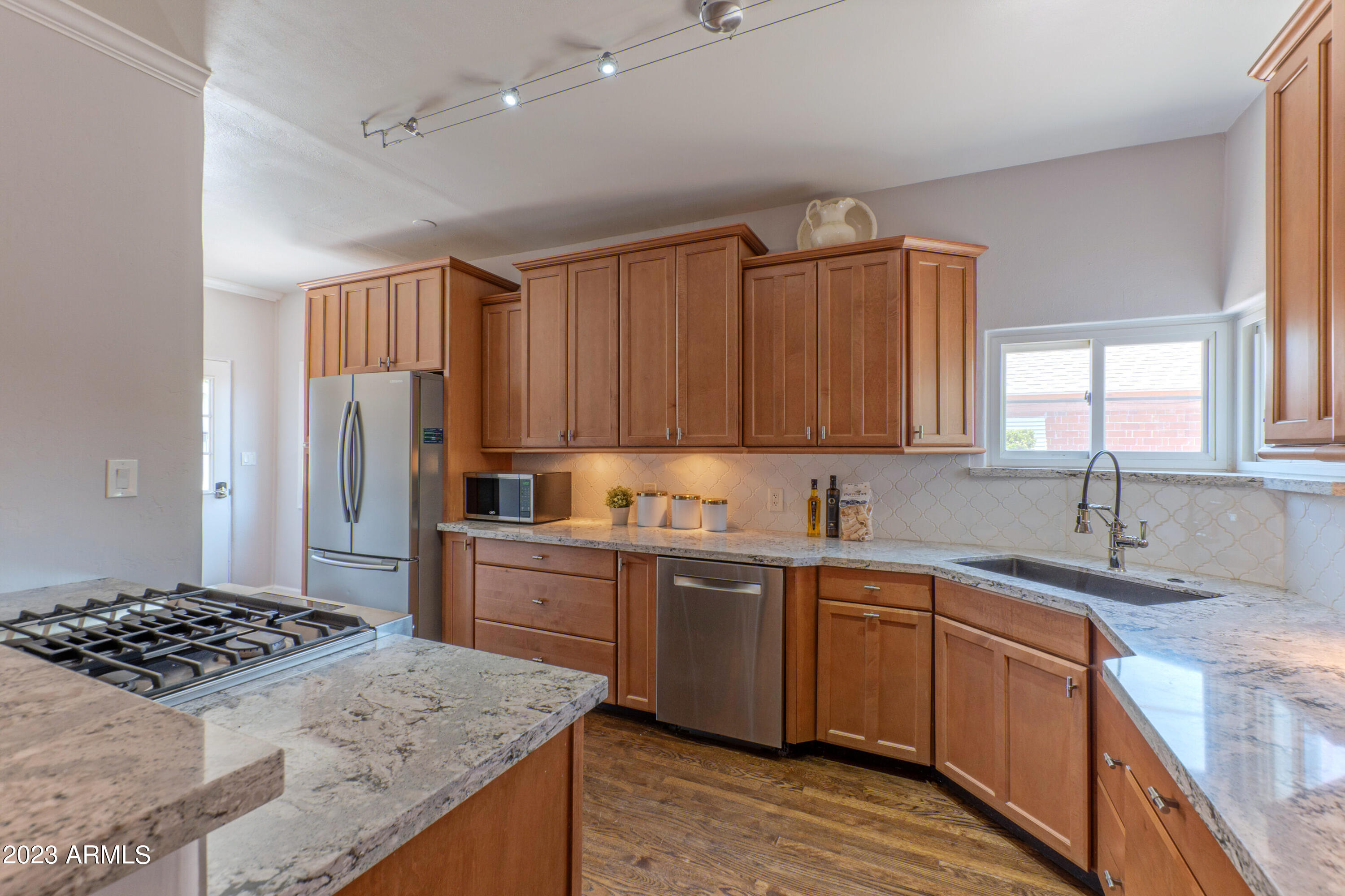 114 W WINDSOR Avenue