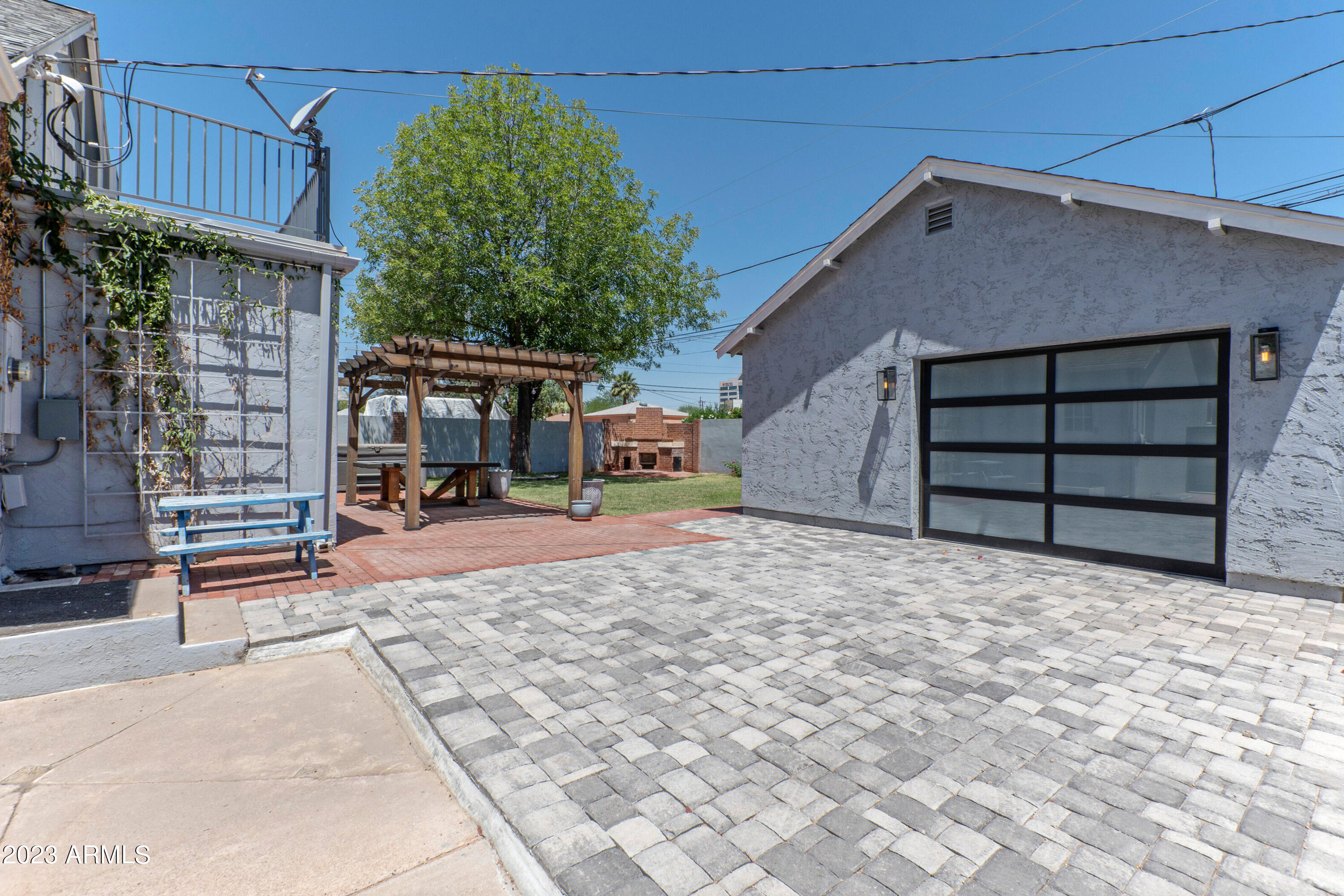 114 W WINDSOR Avenue