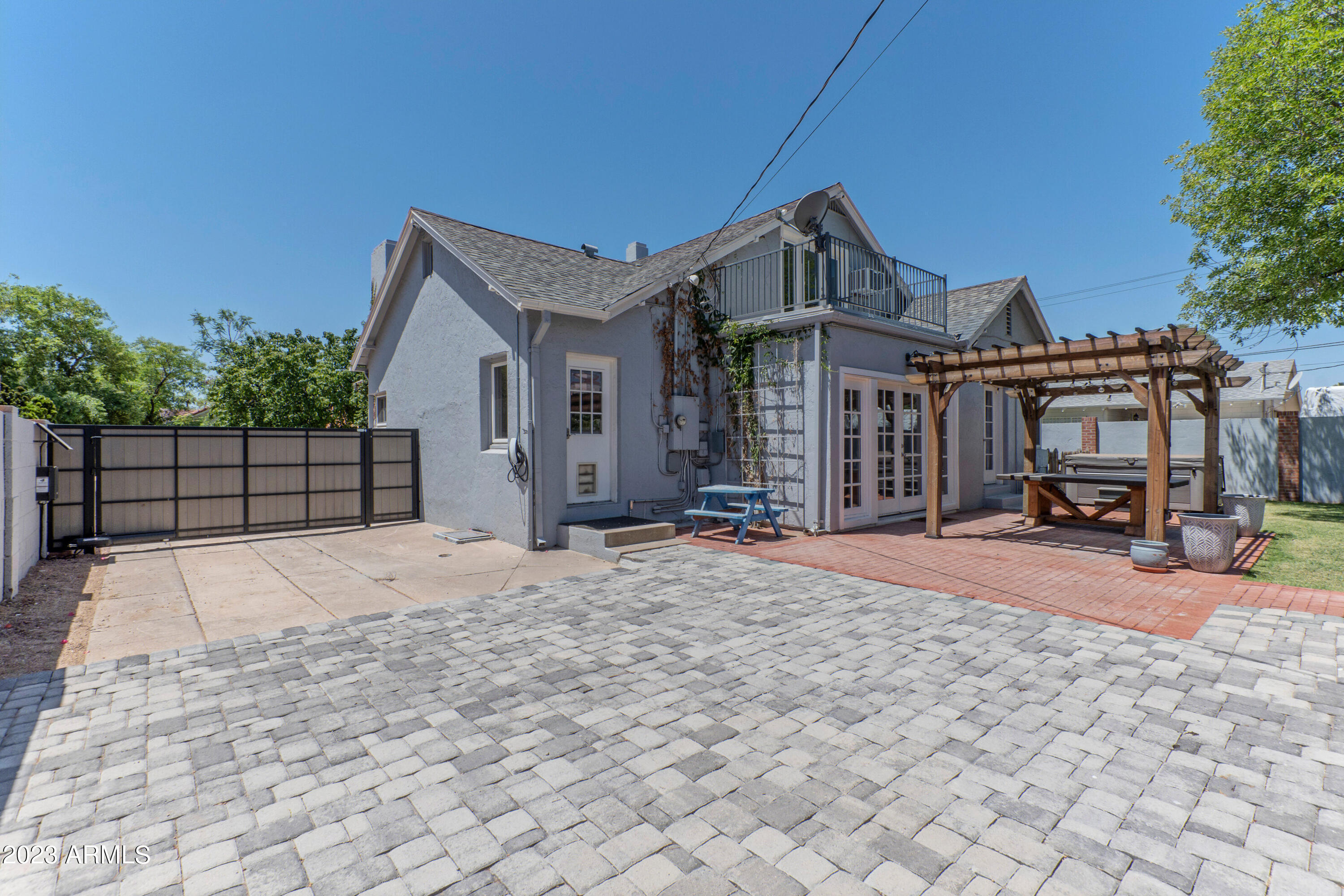 114 W WINDSOR Avenue