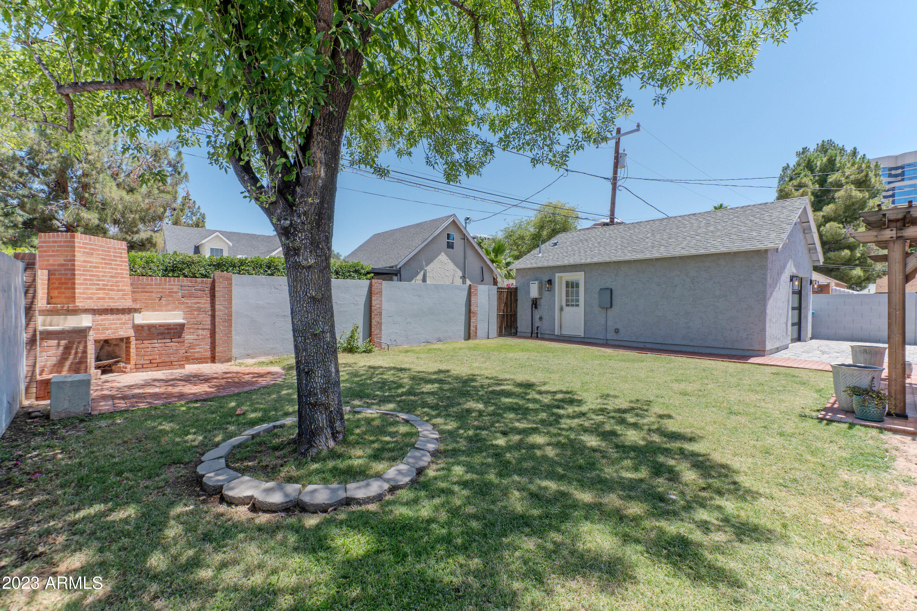 114 W WINDSOR Avenue