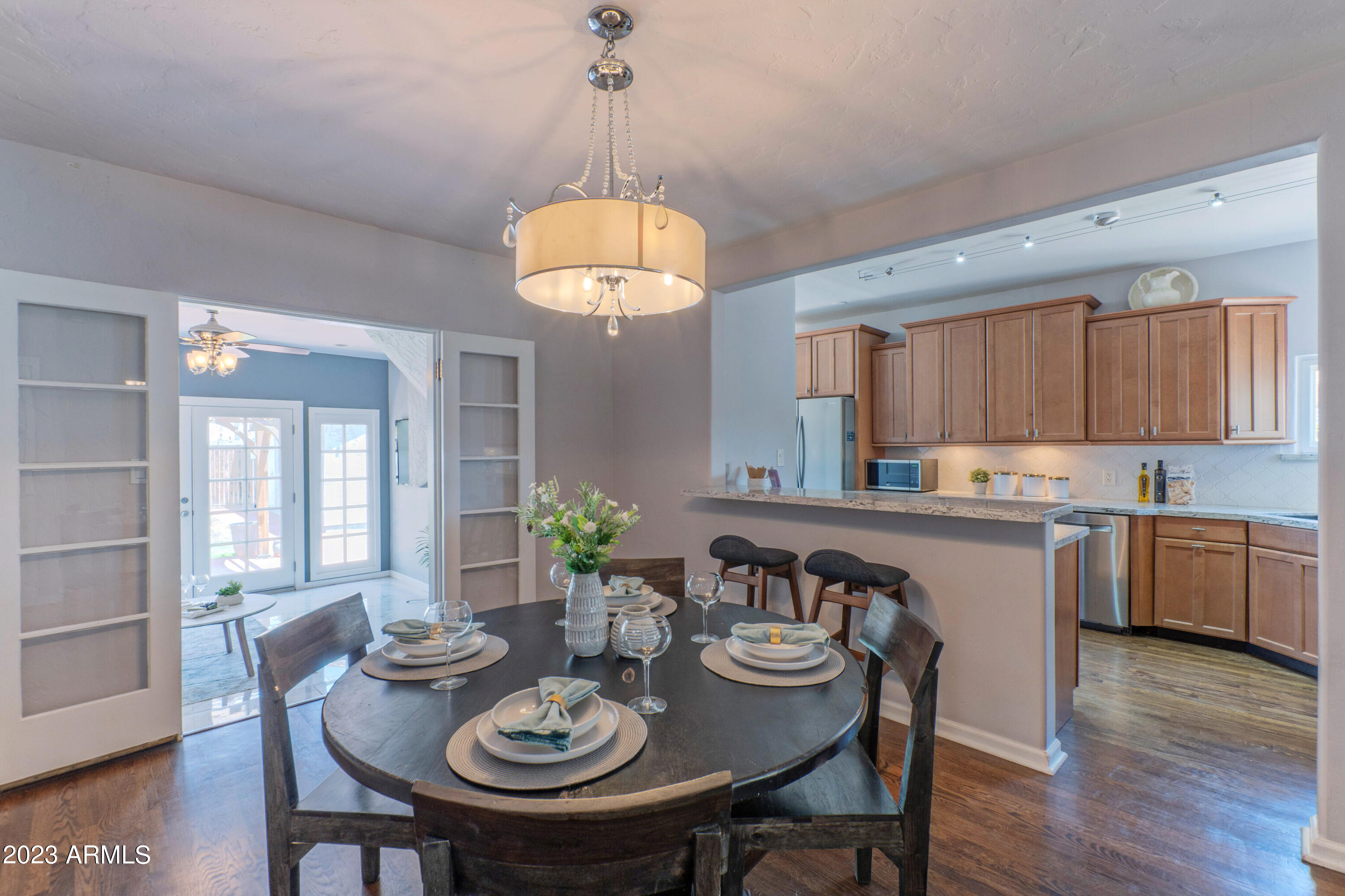 114 W WINDSOR Avenue