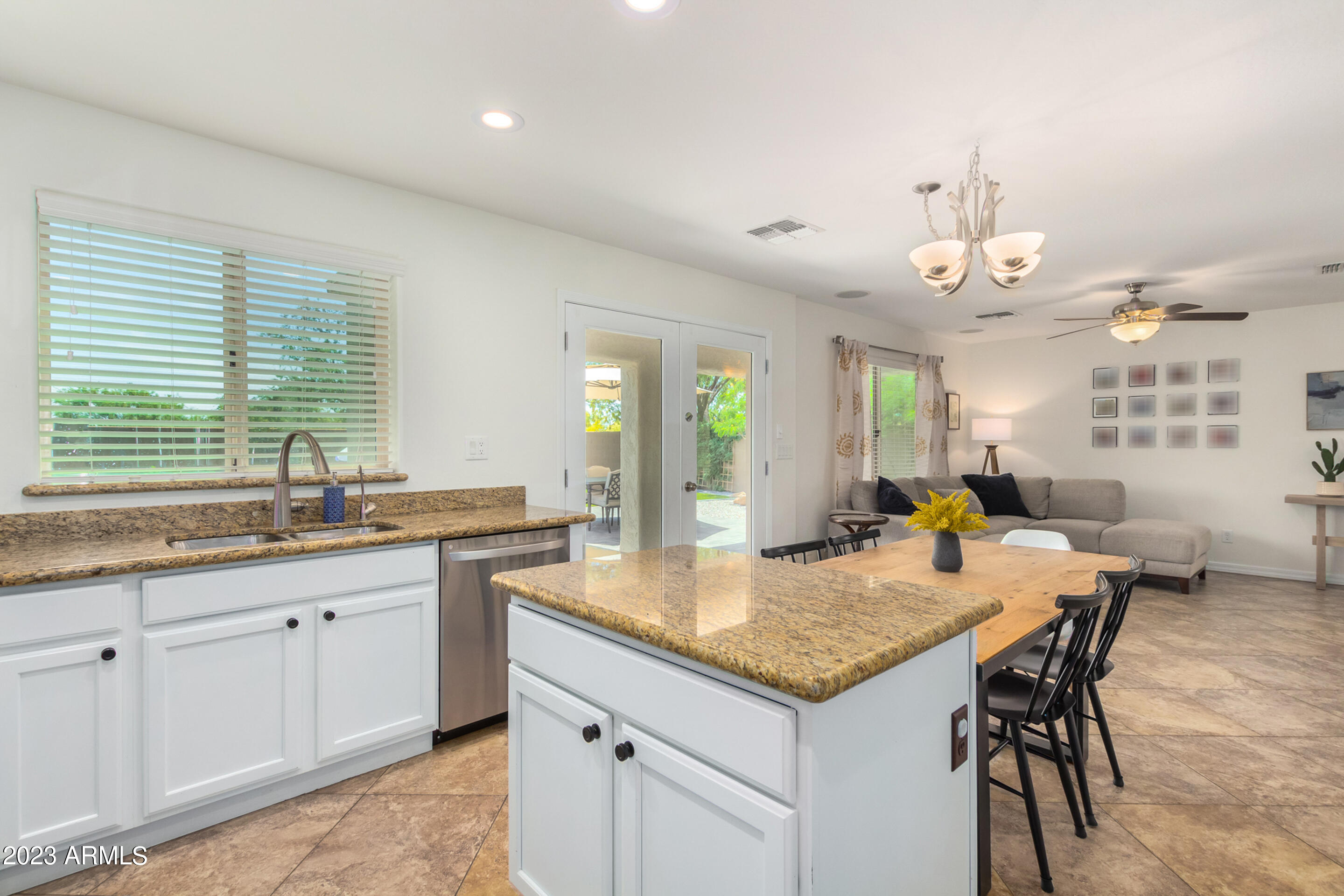 1735 W DESPERADO Way
