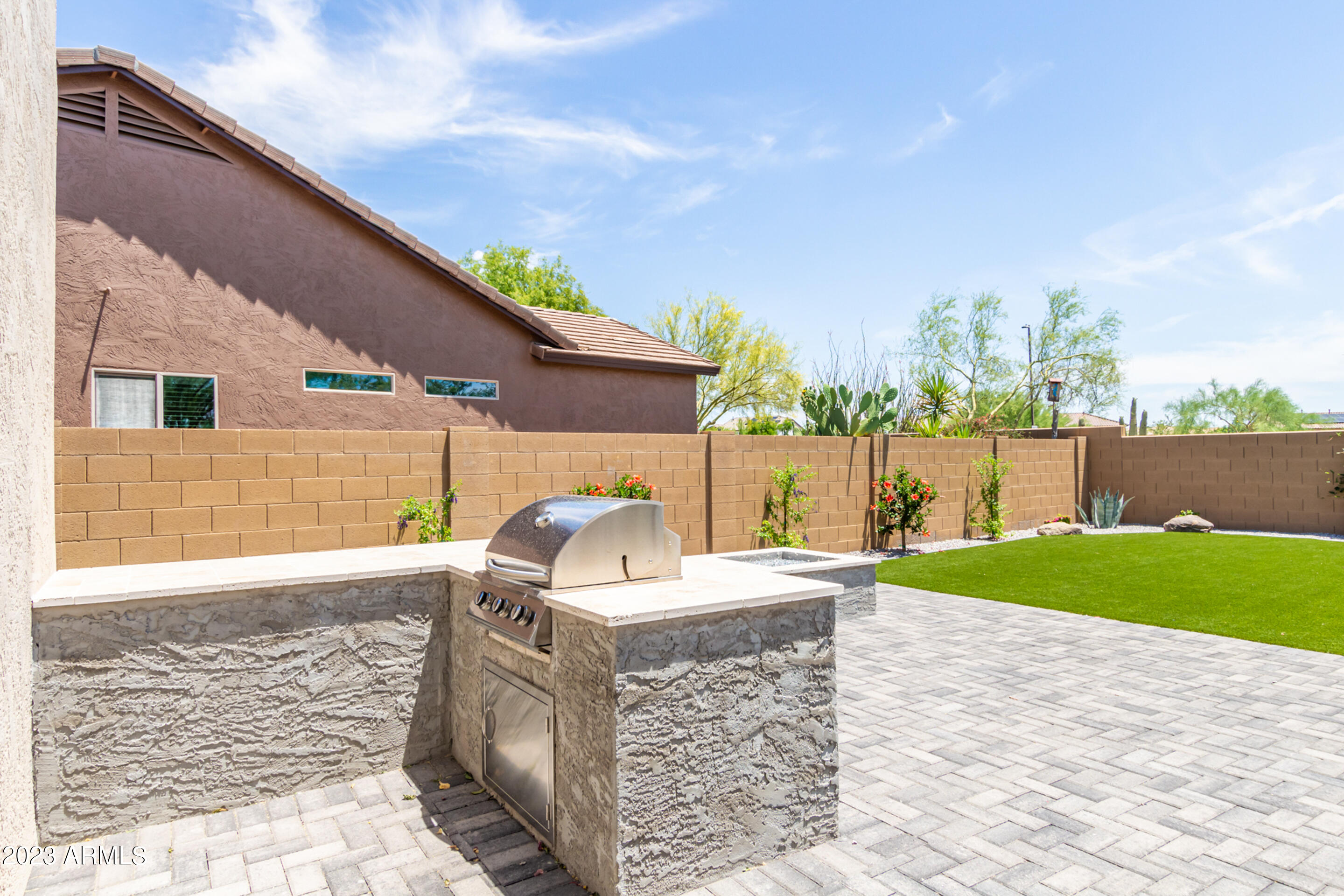 1735 W DESPERADO Way