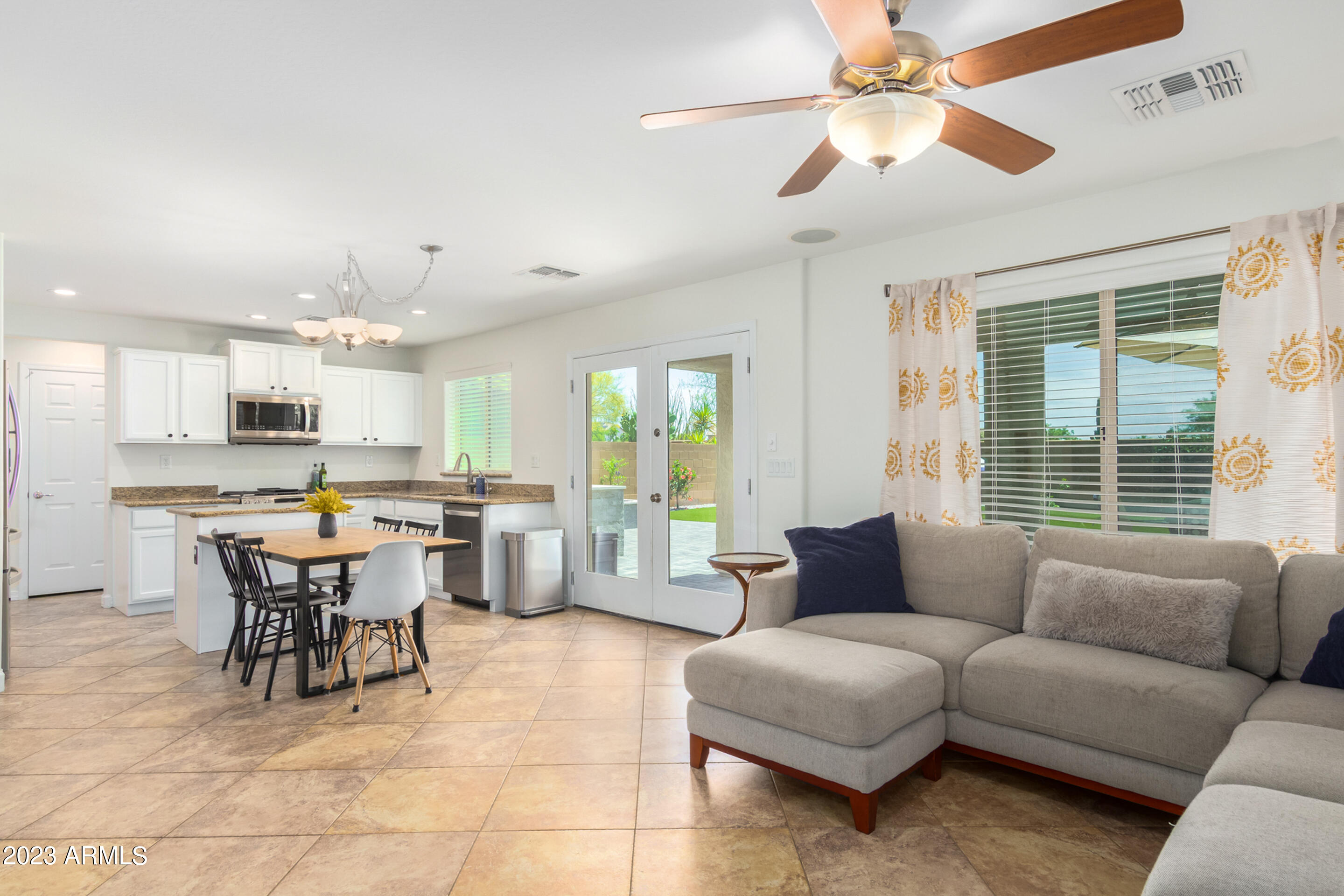 1735 W DESPERADO Way