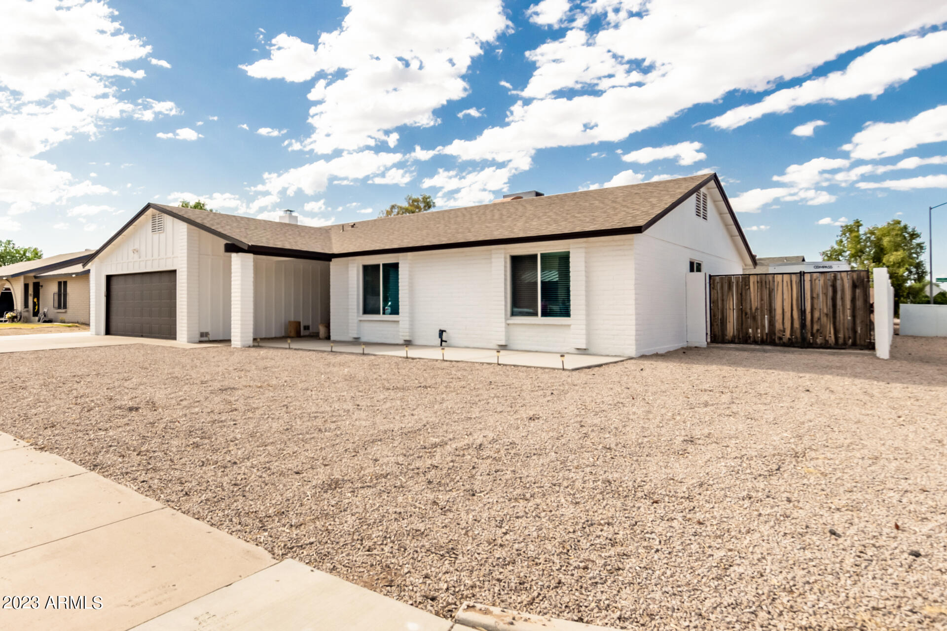 2364 E HOLMES Avenue