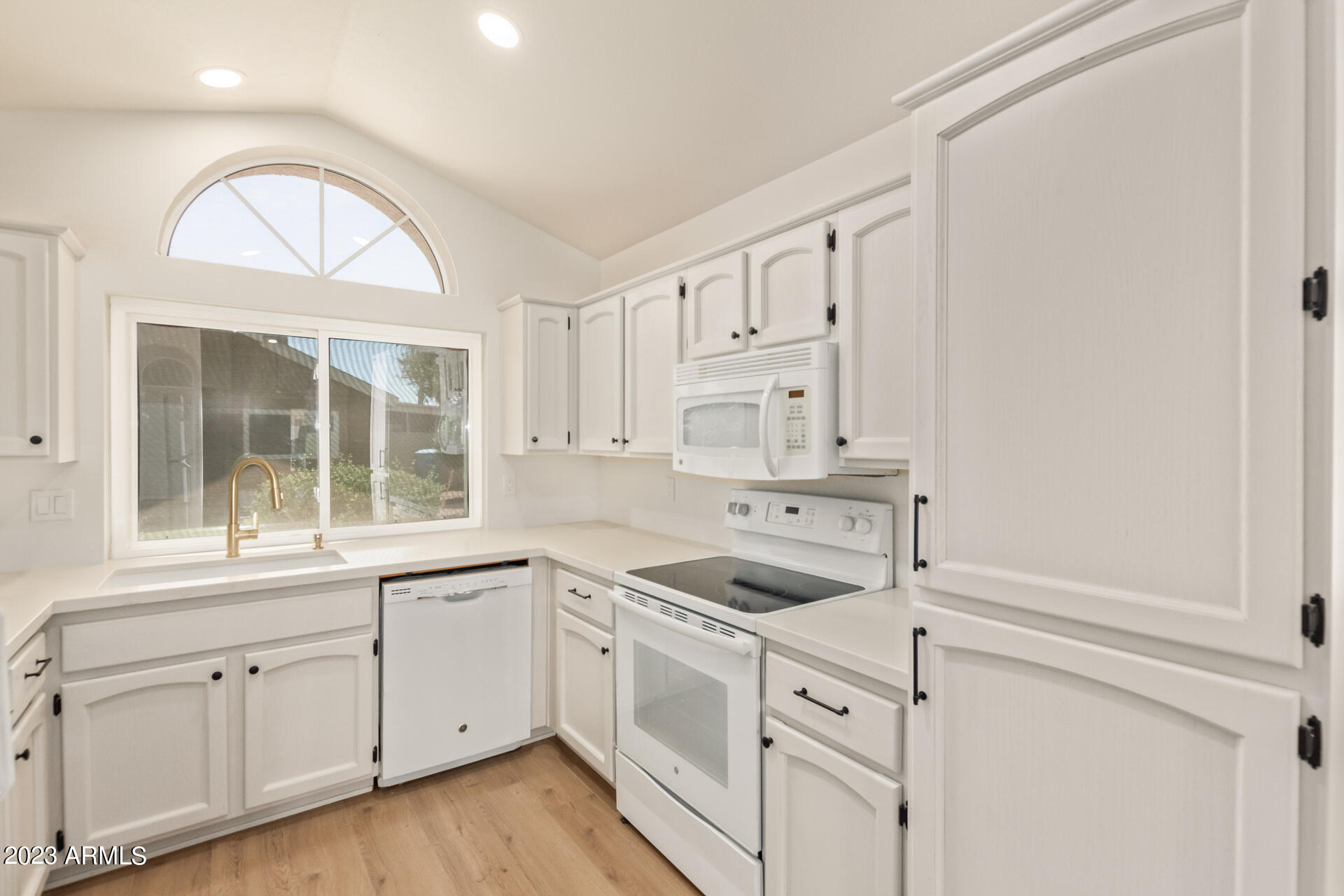 905 E ANNETTE Drive