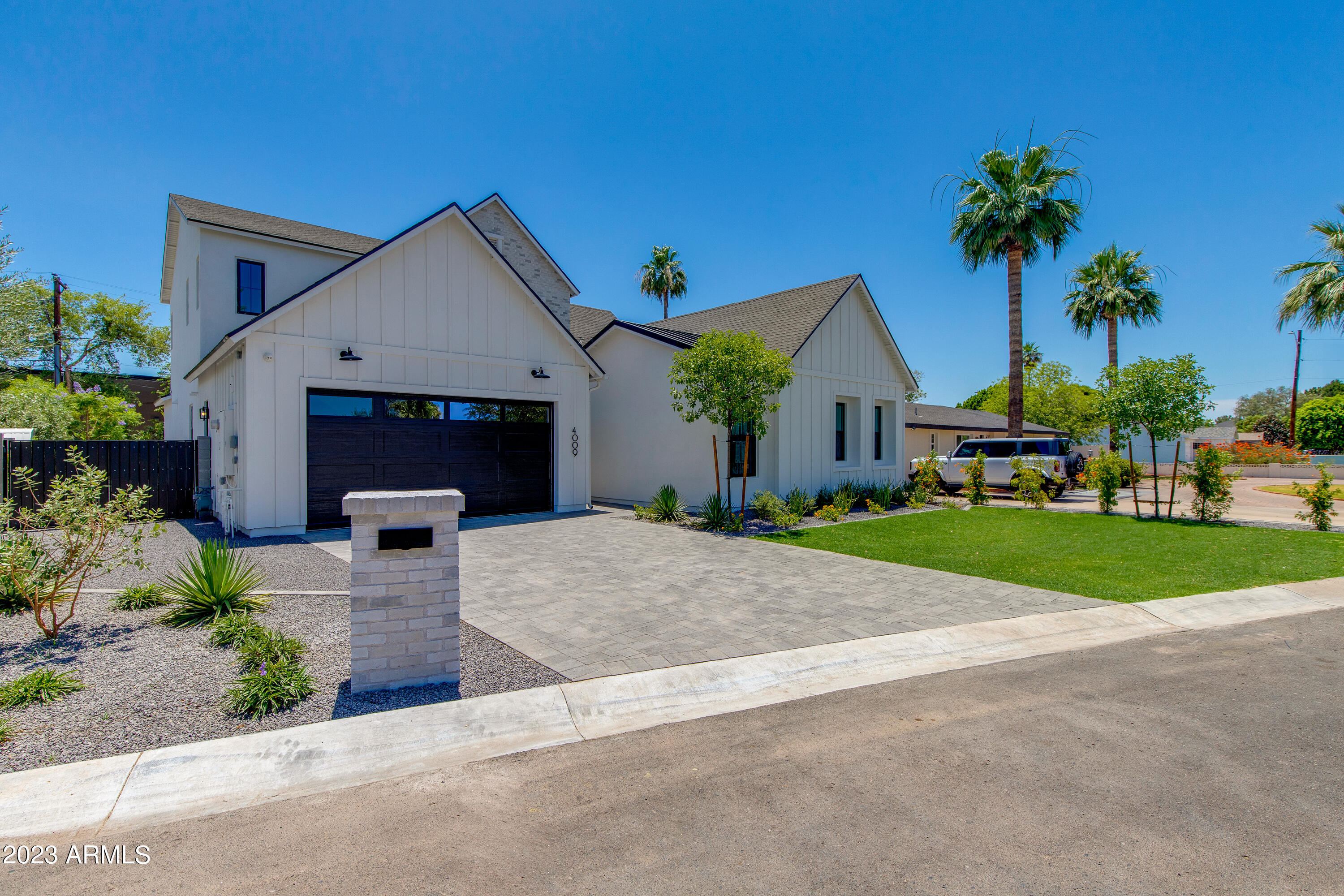 4009 E DEVONSHIRE Avenue