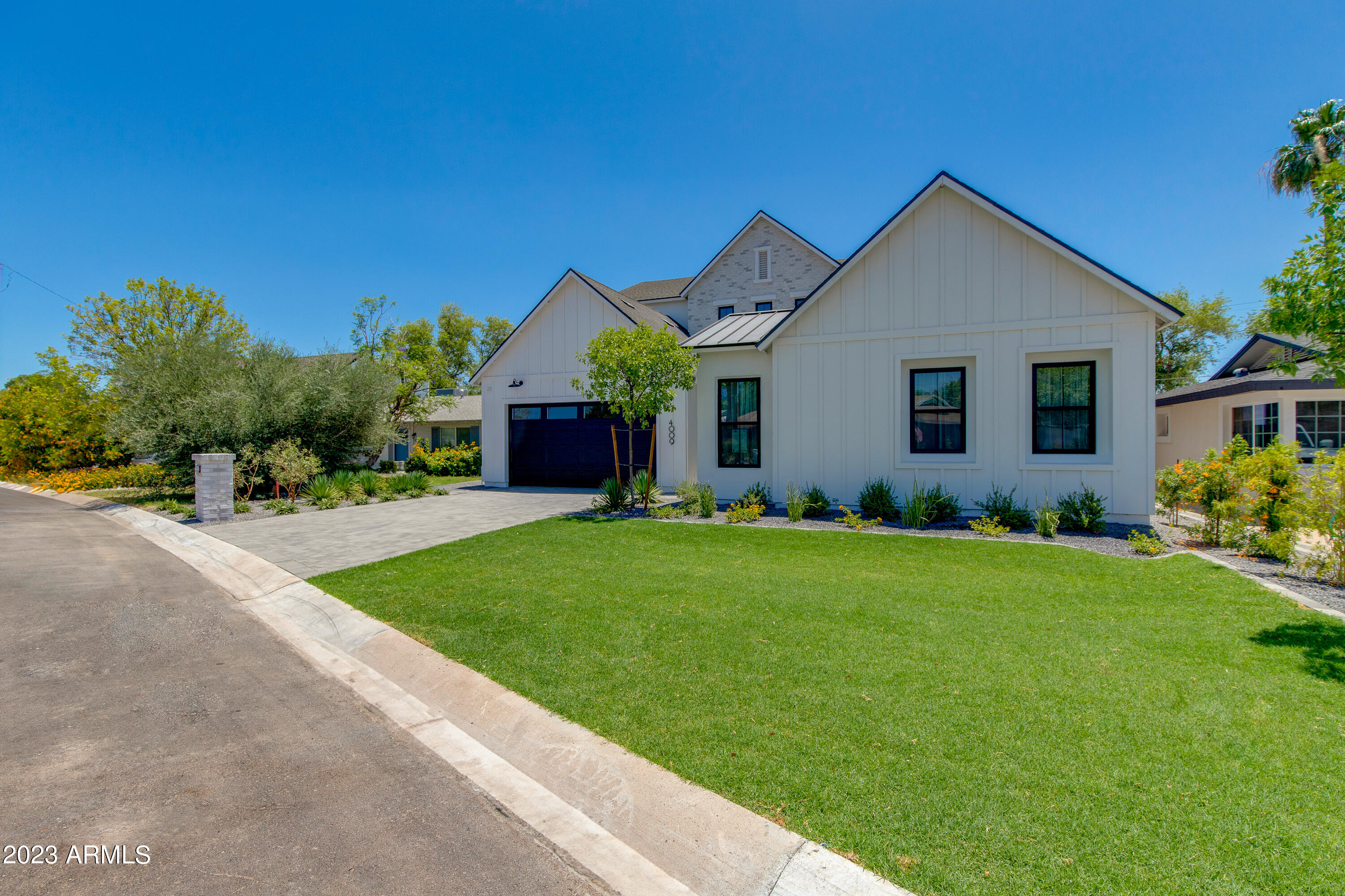 4009 E DEVONSHIRE Avenue