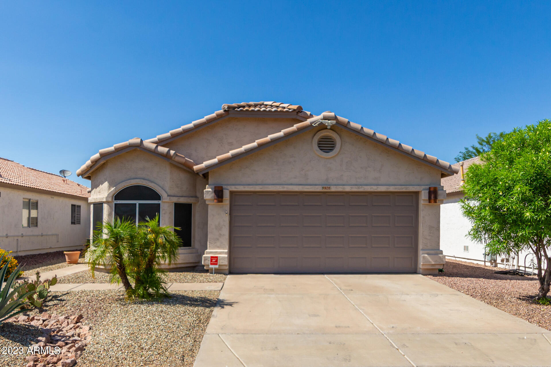 928 E Pontiac Drive