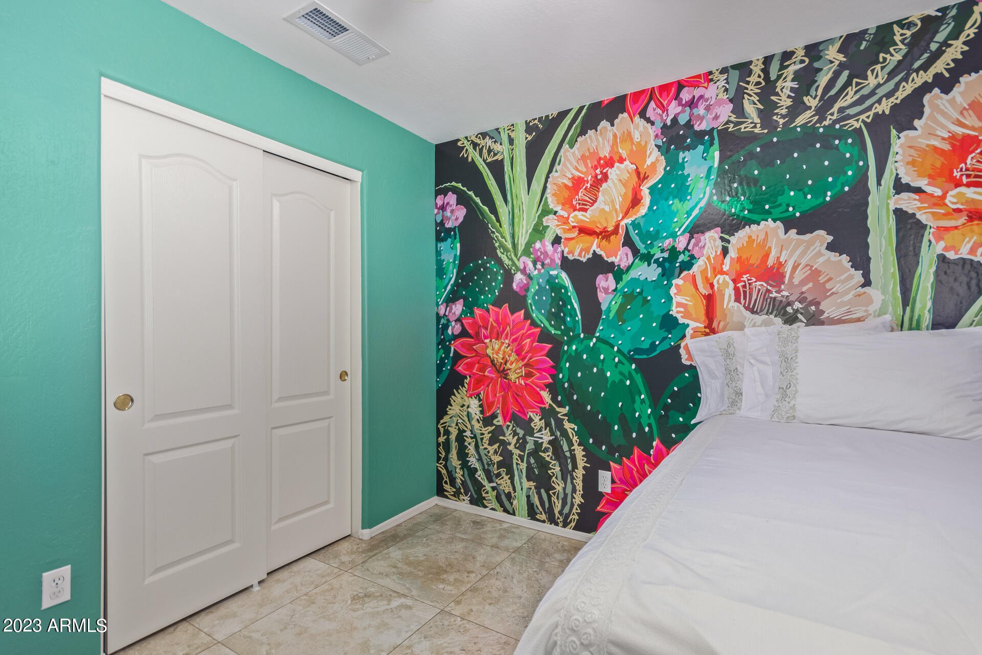 928 E Pontiac Drive