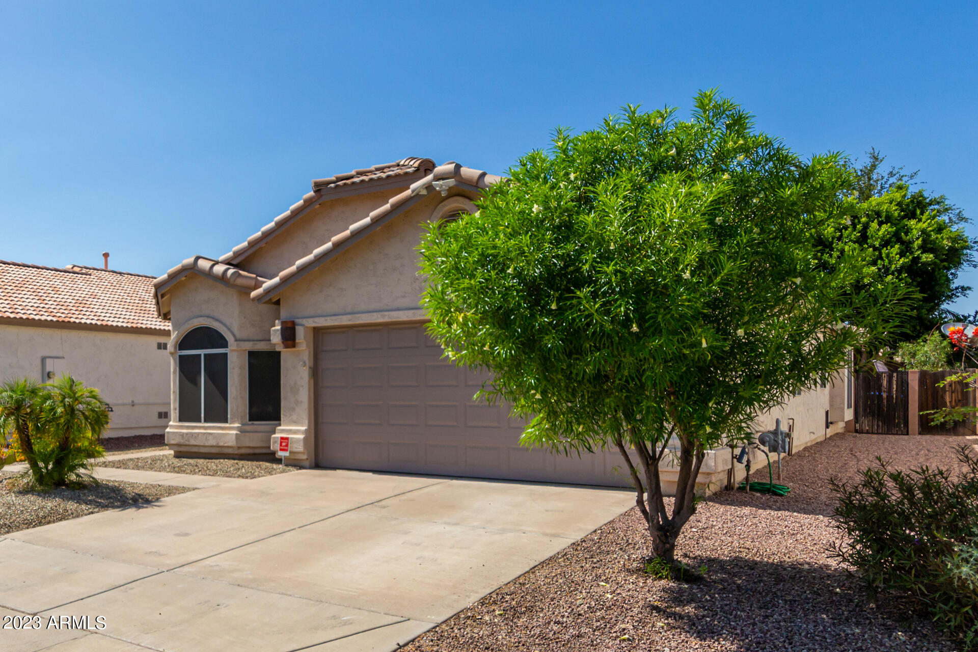 928 E Pontiac Drive