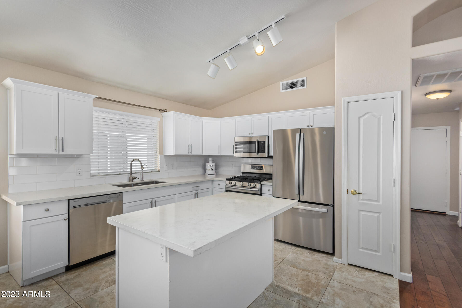 928 E Pontiac Drive