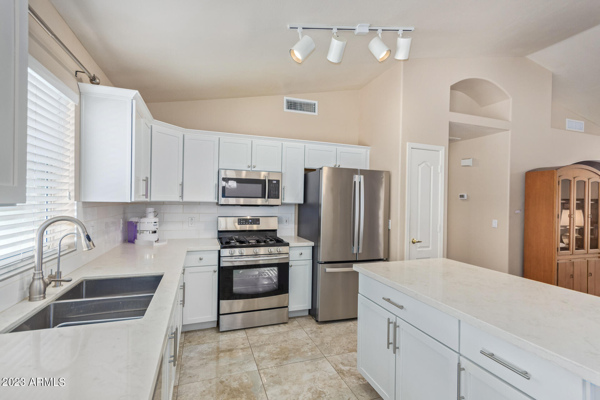 928 E Pontiac Drive