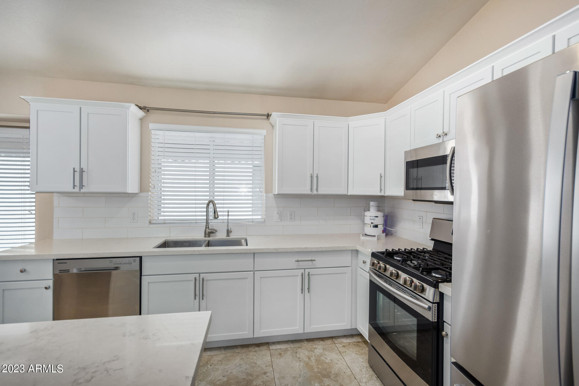 928 E Pontiac Drive