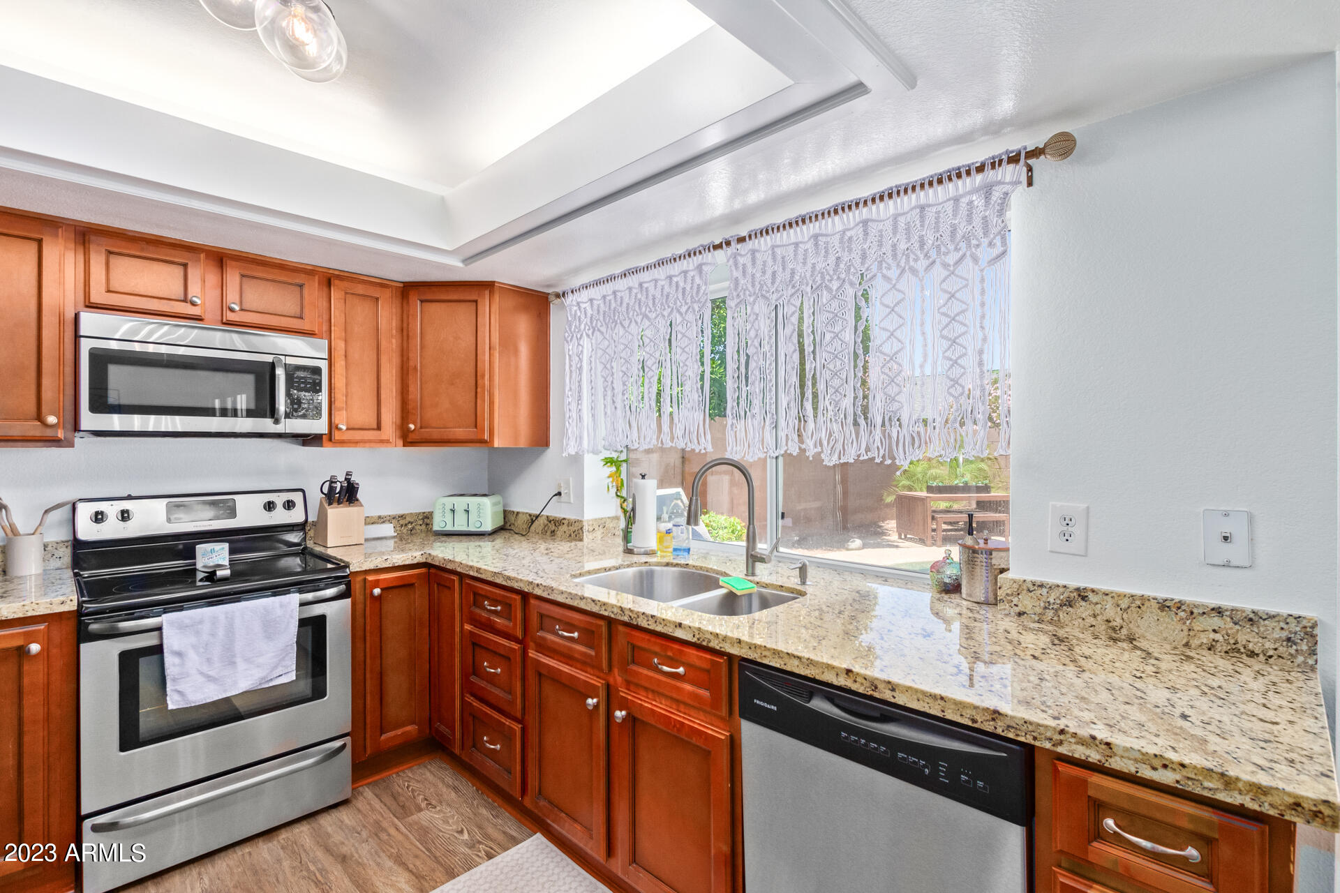 952 W PLATA Avenue