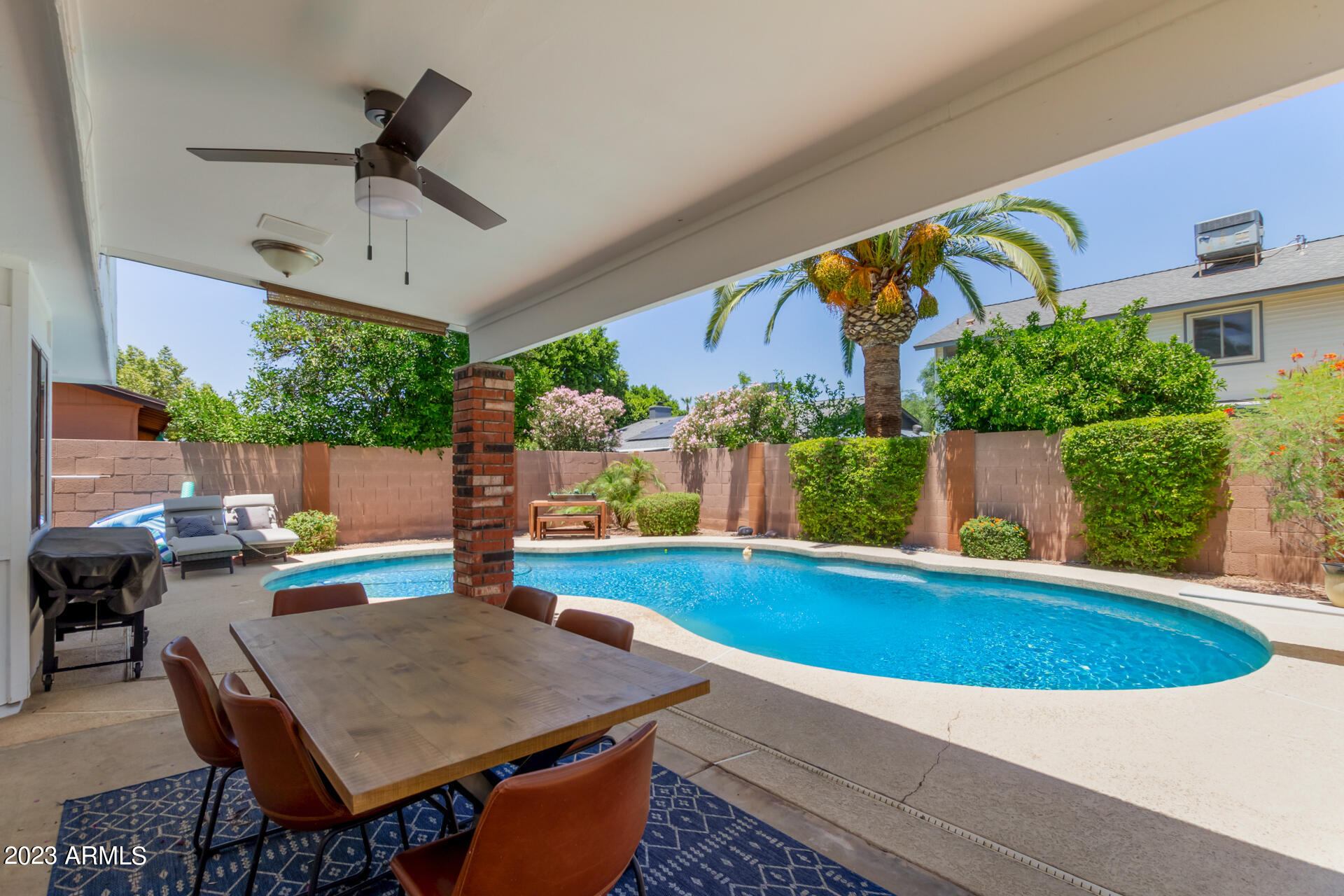 952 W PLATA Avenue