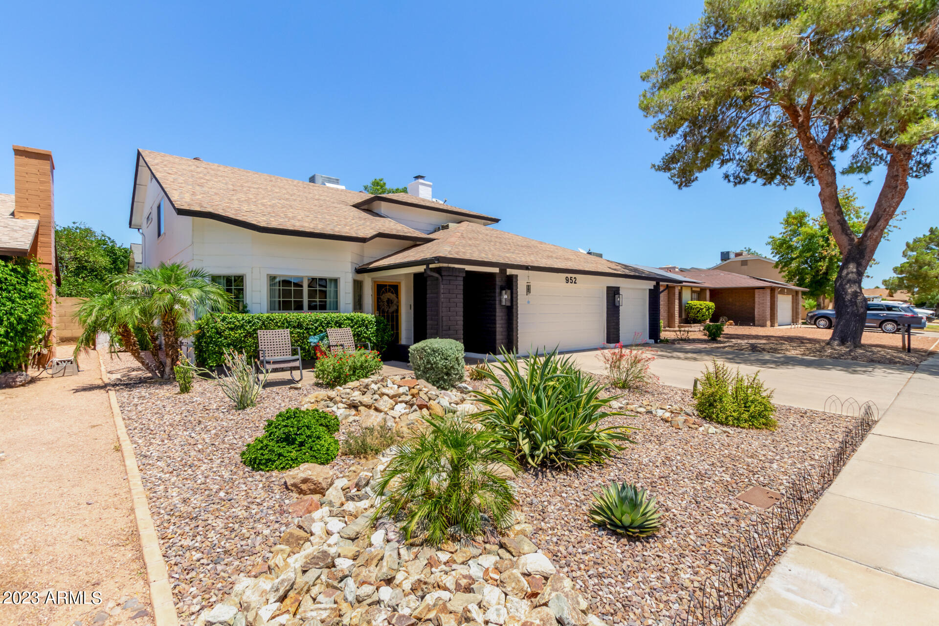 952 W PLATA Avenue