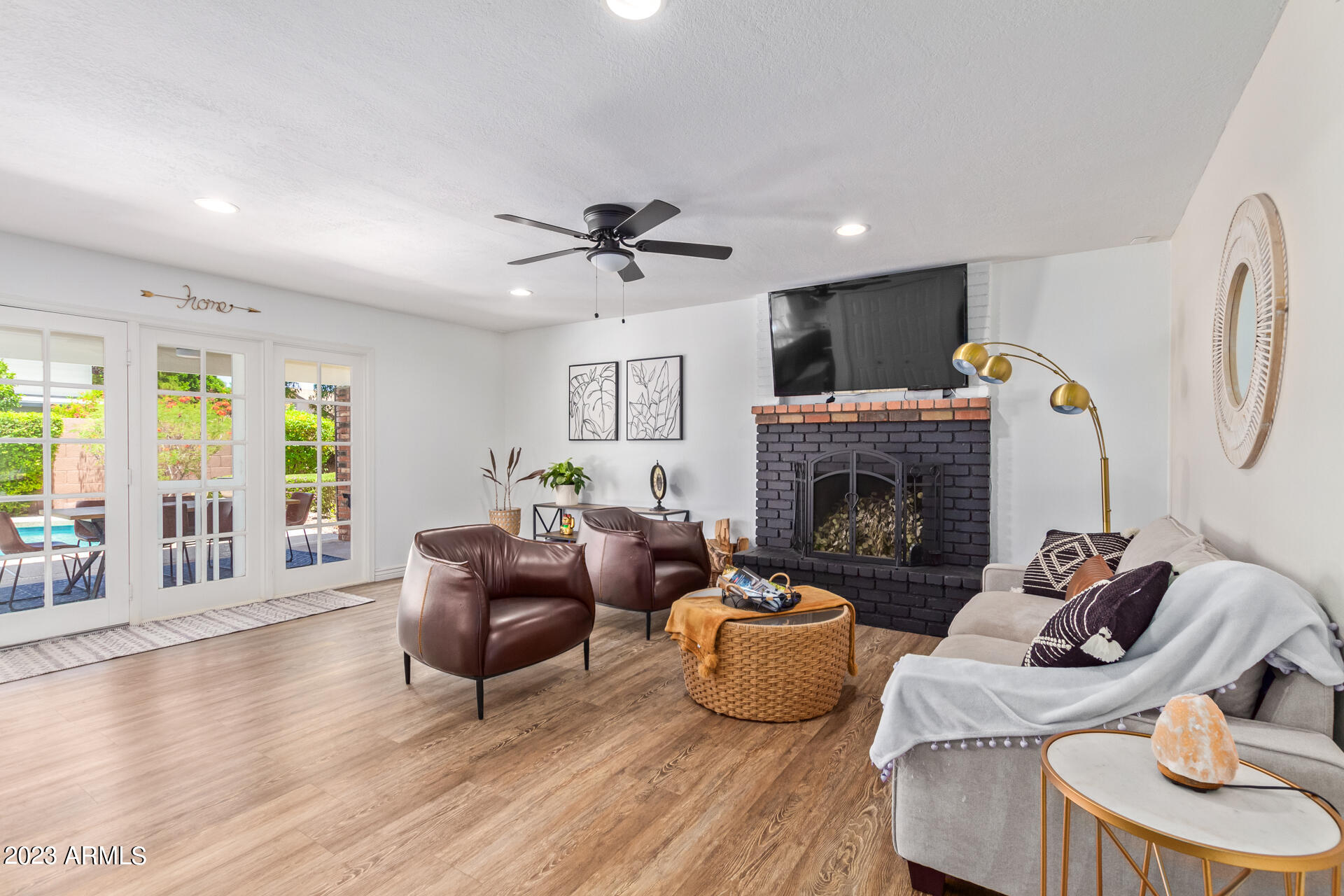 952 W PLATA Avenue
