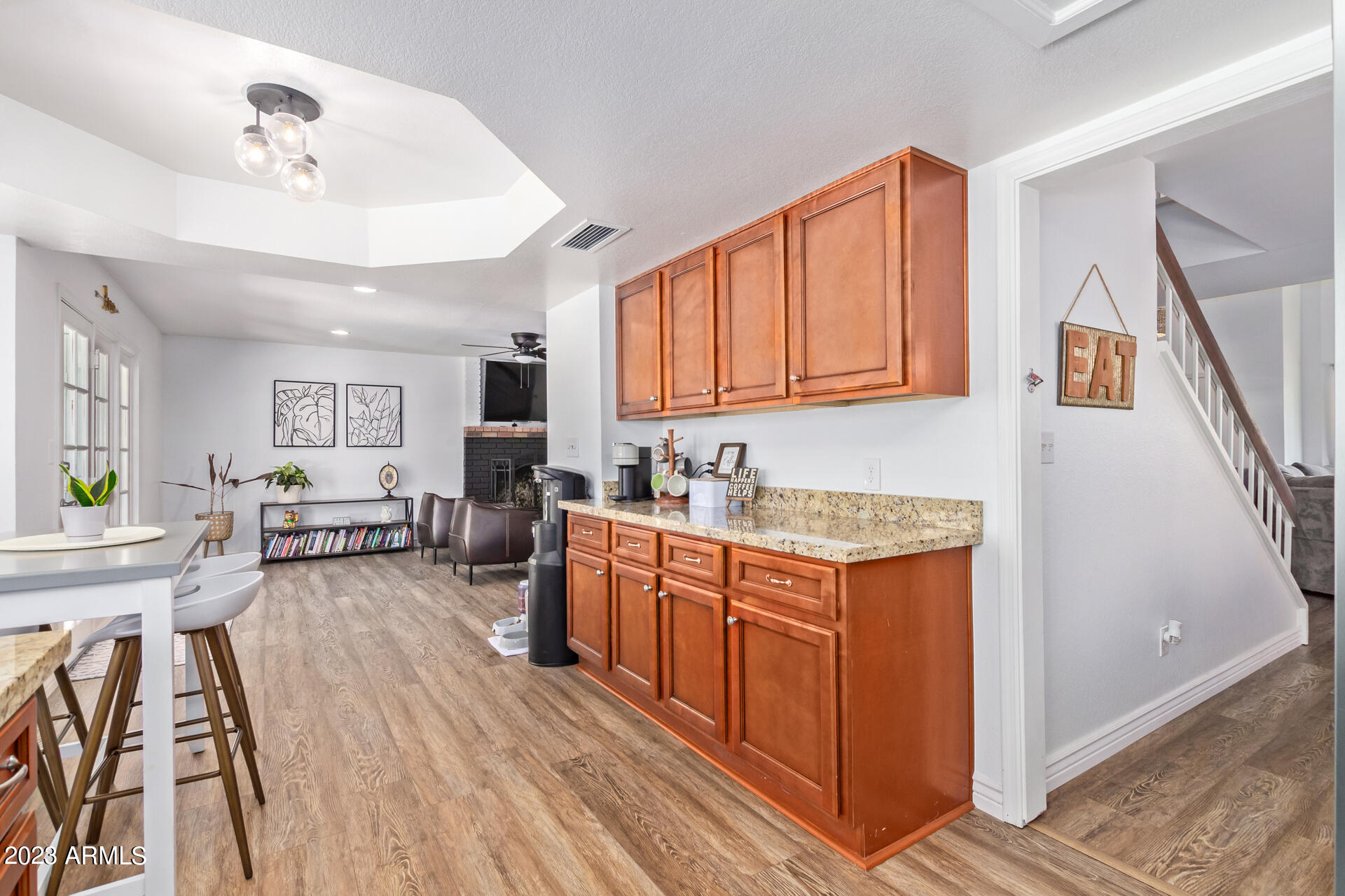 952 W PLATA Avenue