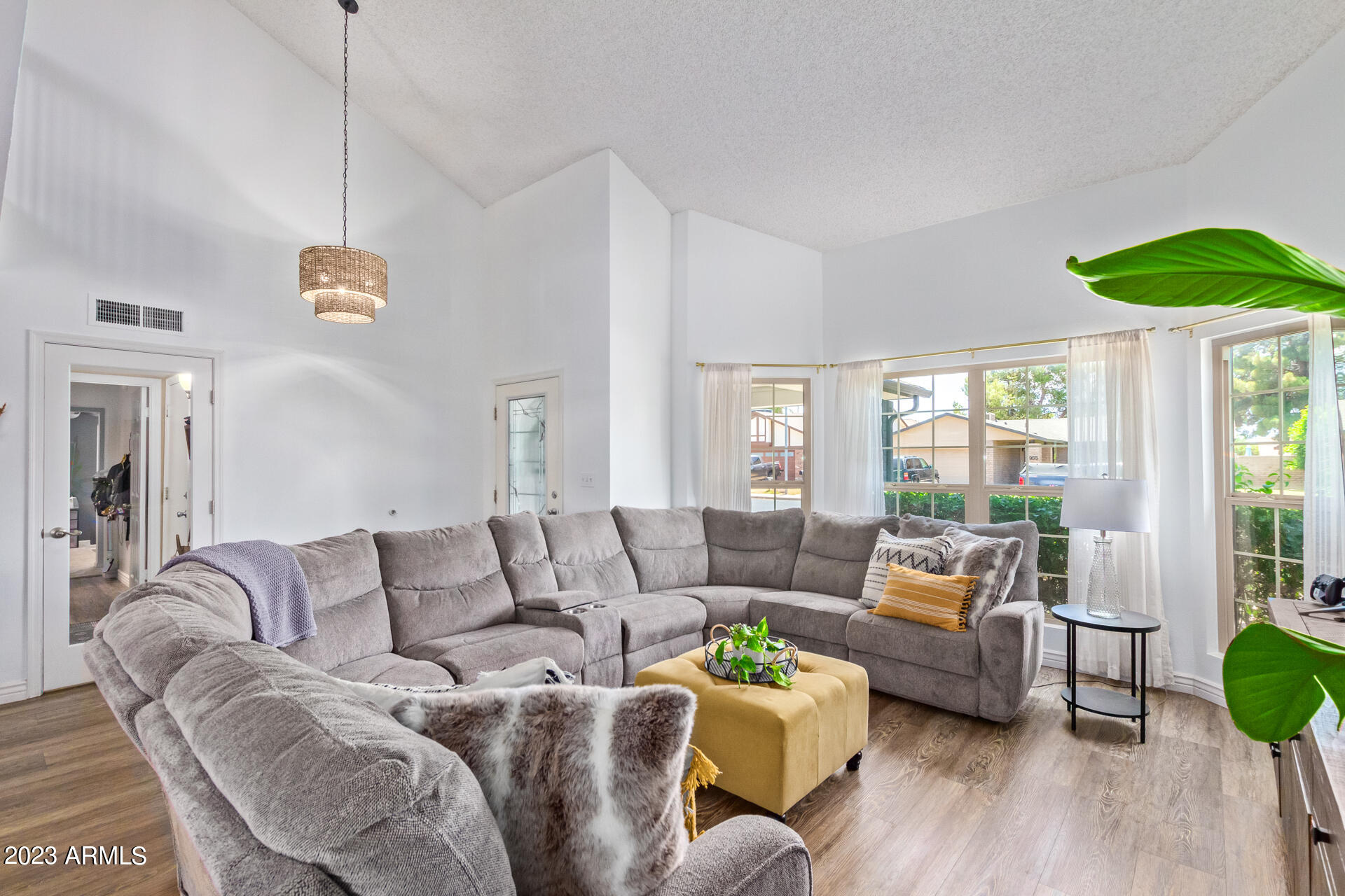 952 W PLATA Avenue