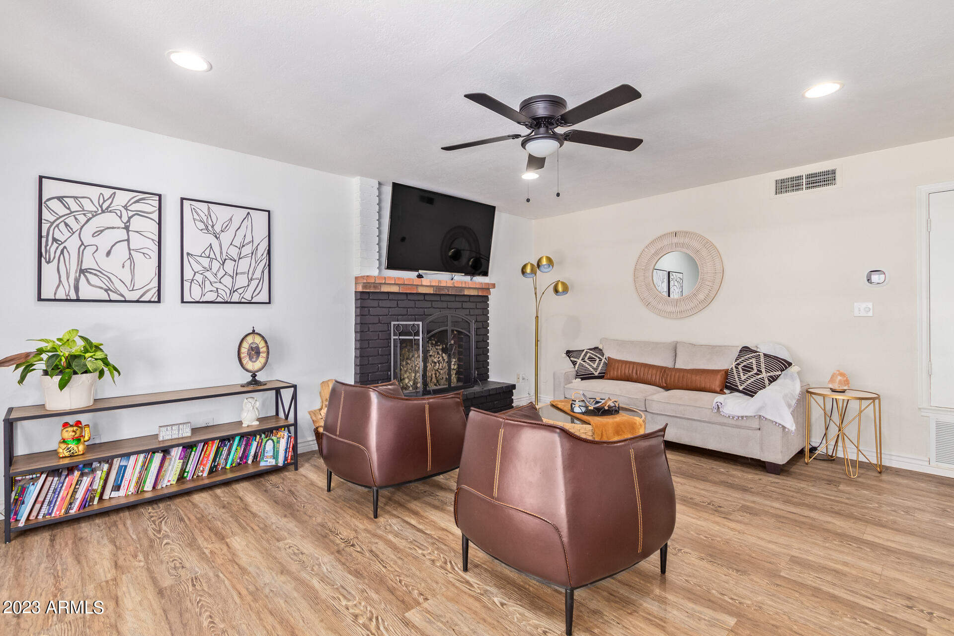 952 W PLATA Avenue