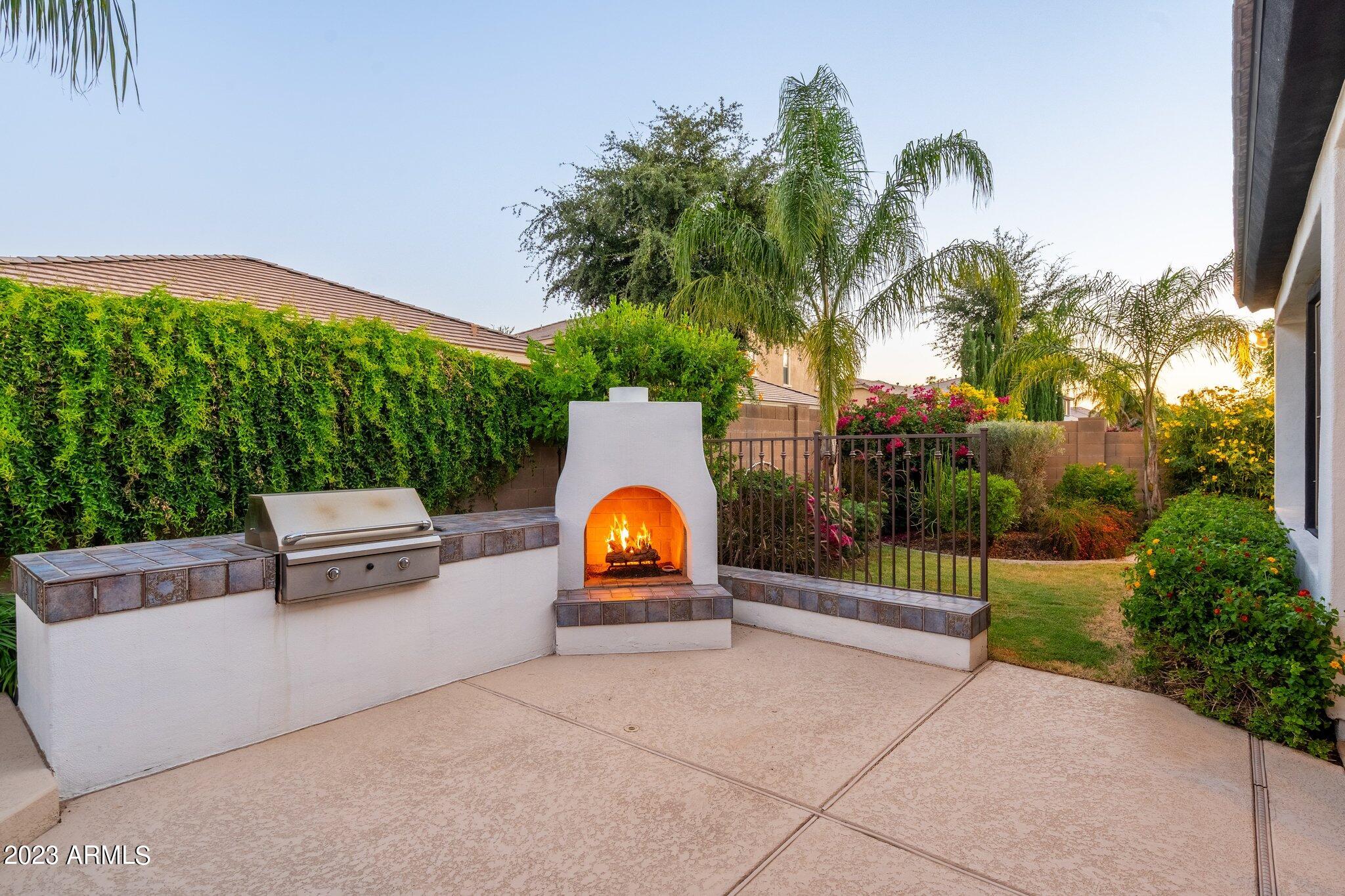 2989 E COMSTOCK Drive