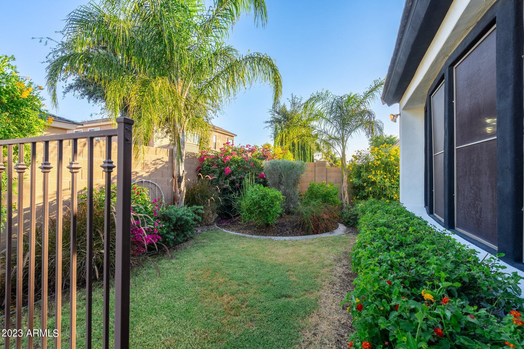 2989 E COMSTOCK Drive