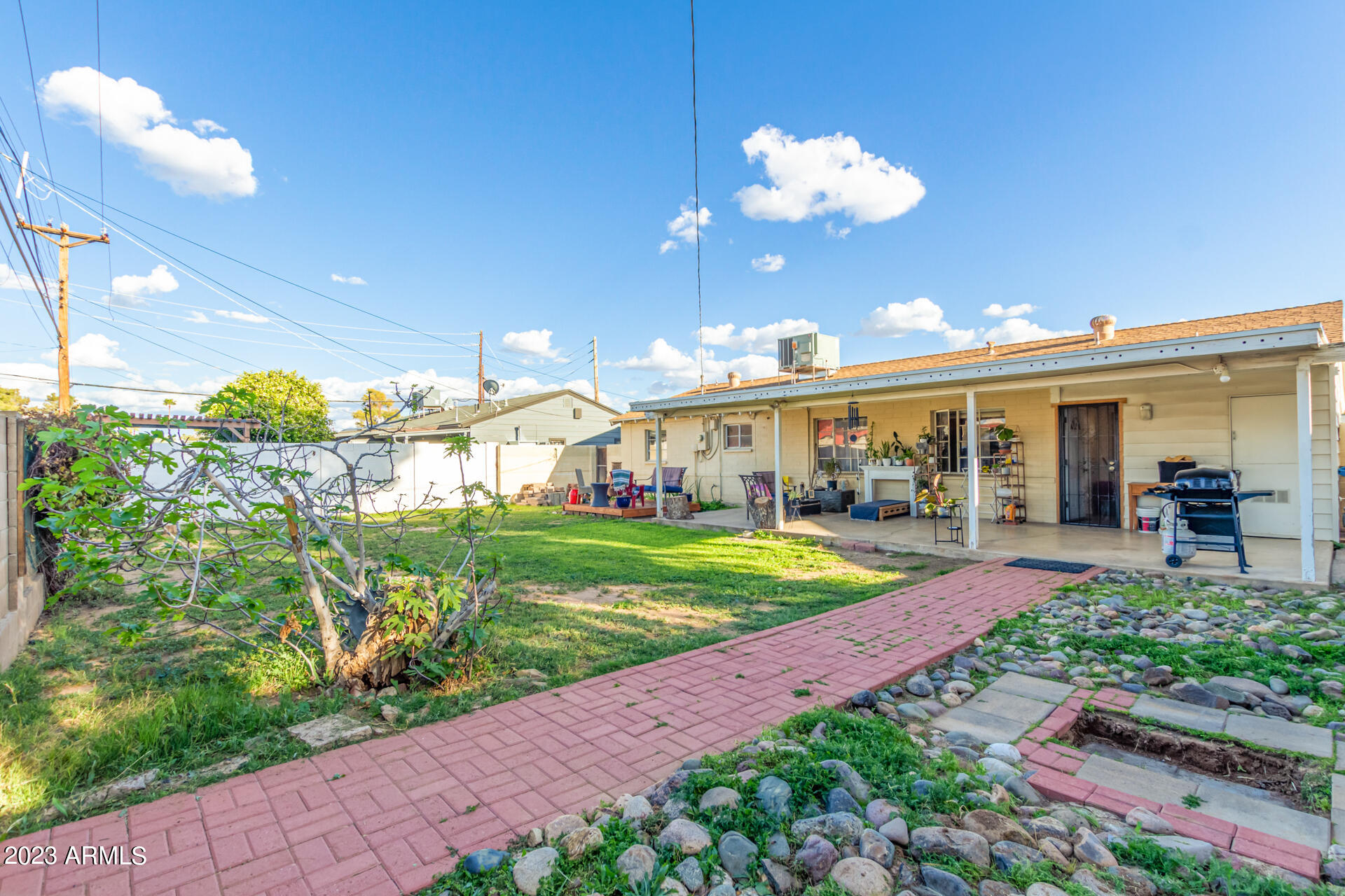 1220 W HIGHLAND Avenue